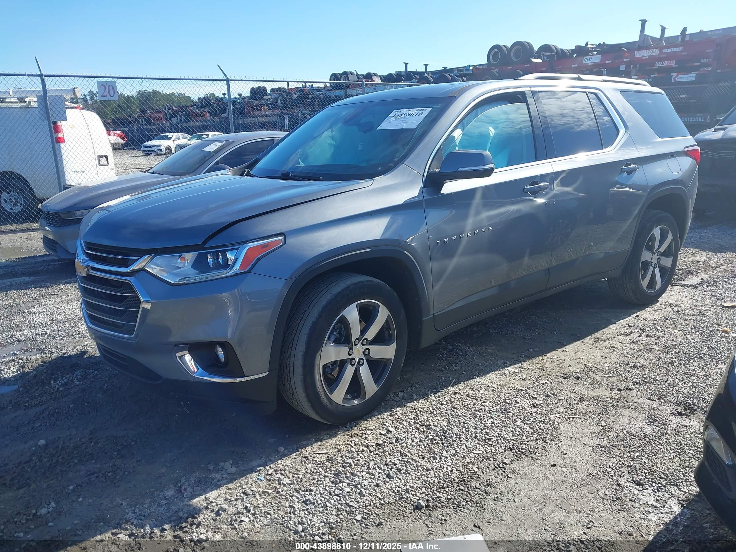 CHEVROLET TRAVERSE image 2