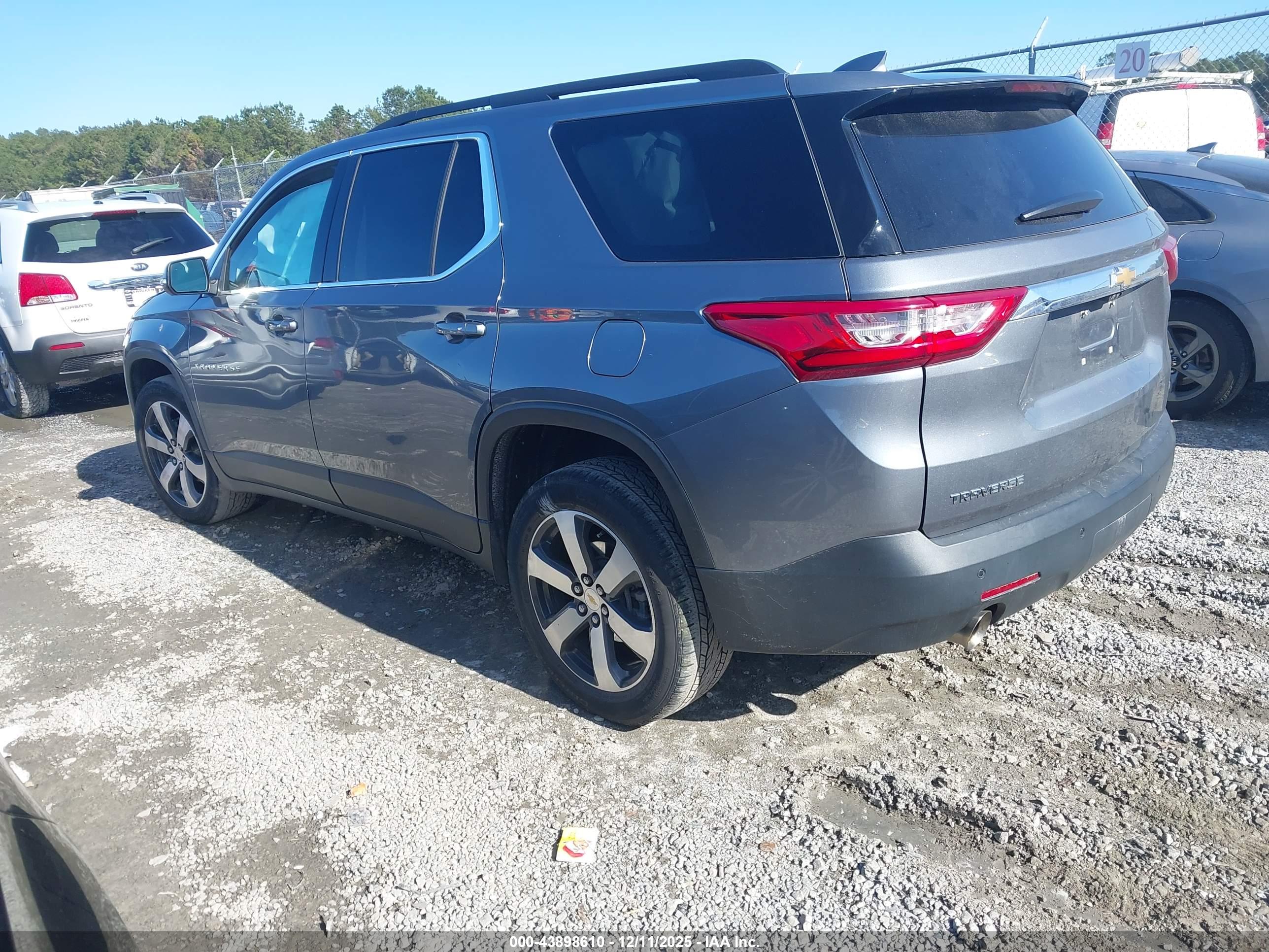CHEVROLET TRAVERSE image 3