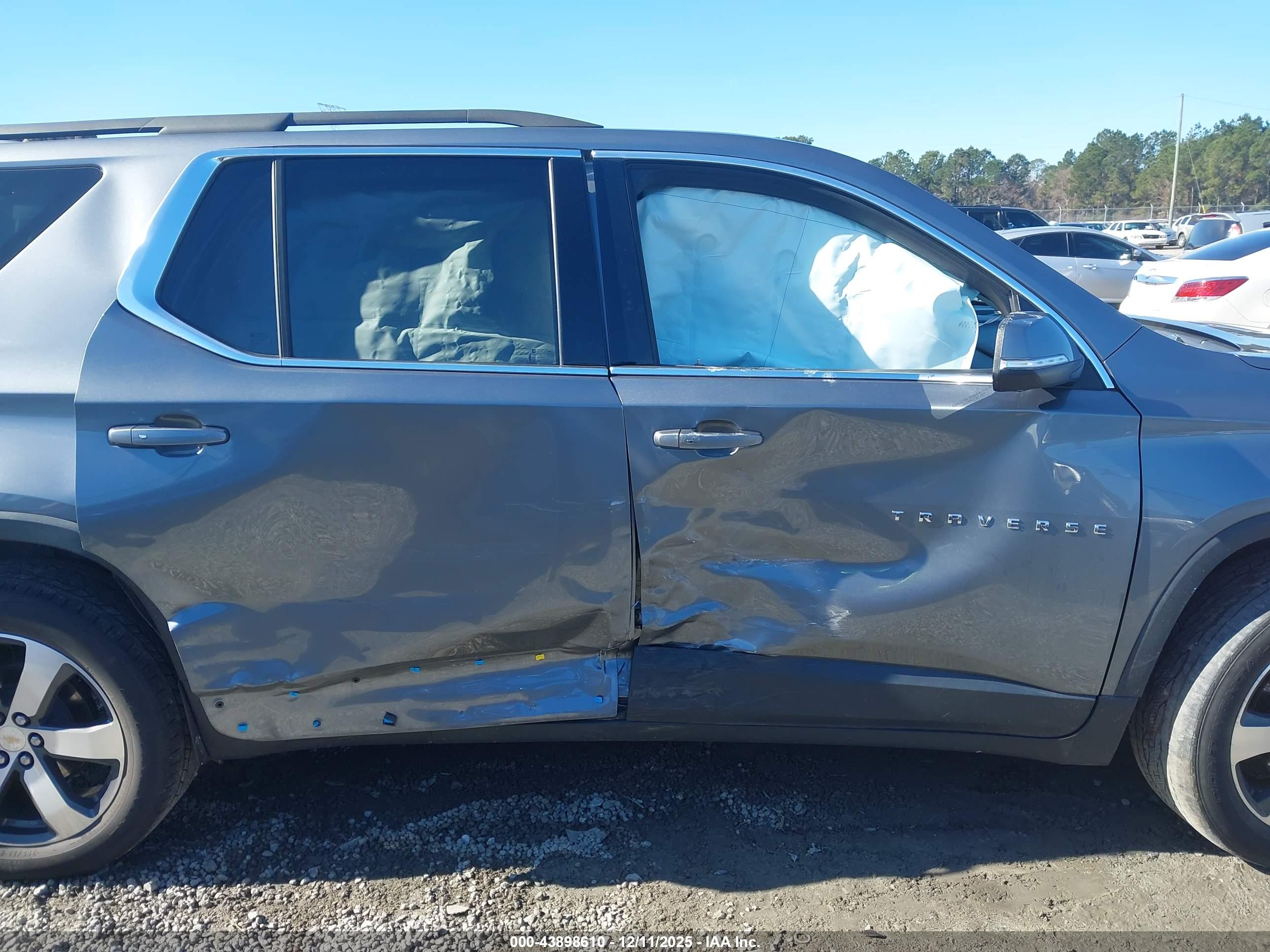 CHEVROLET TRAVERSE image 6