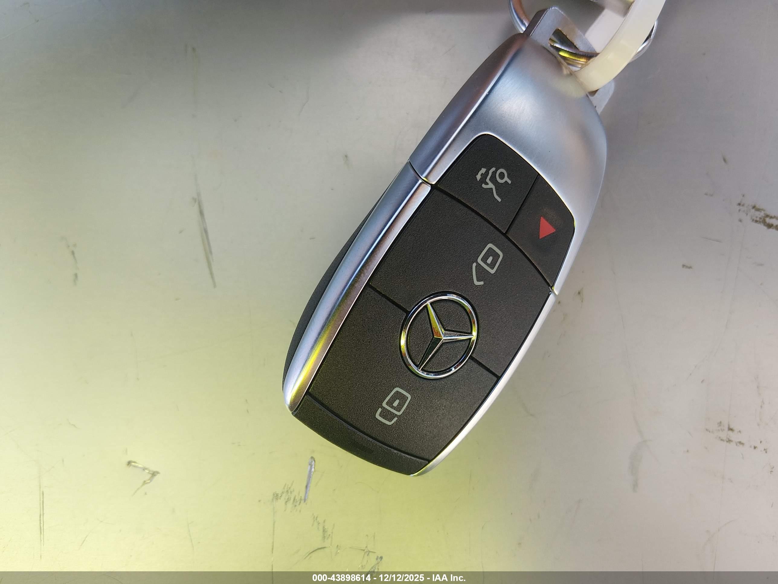 MERCEDES-BENZ GLB image 11