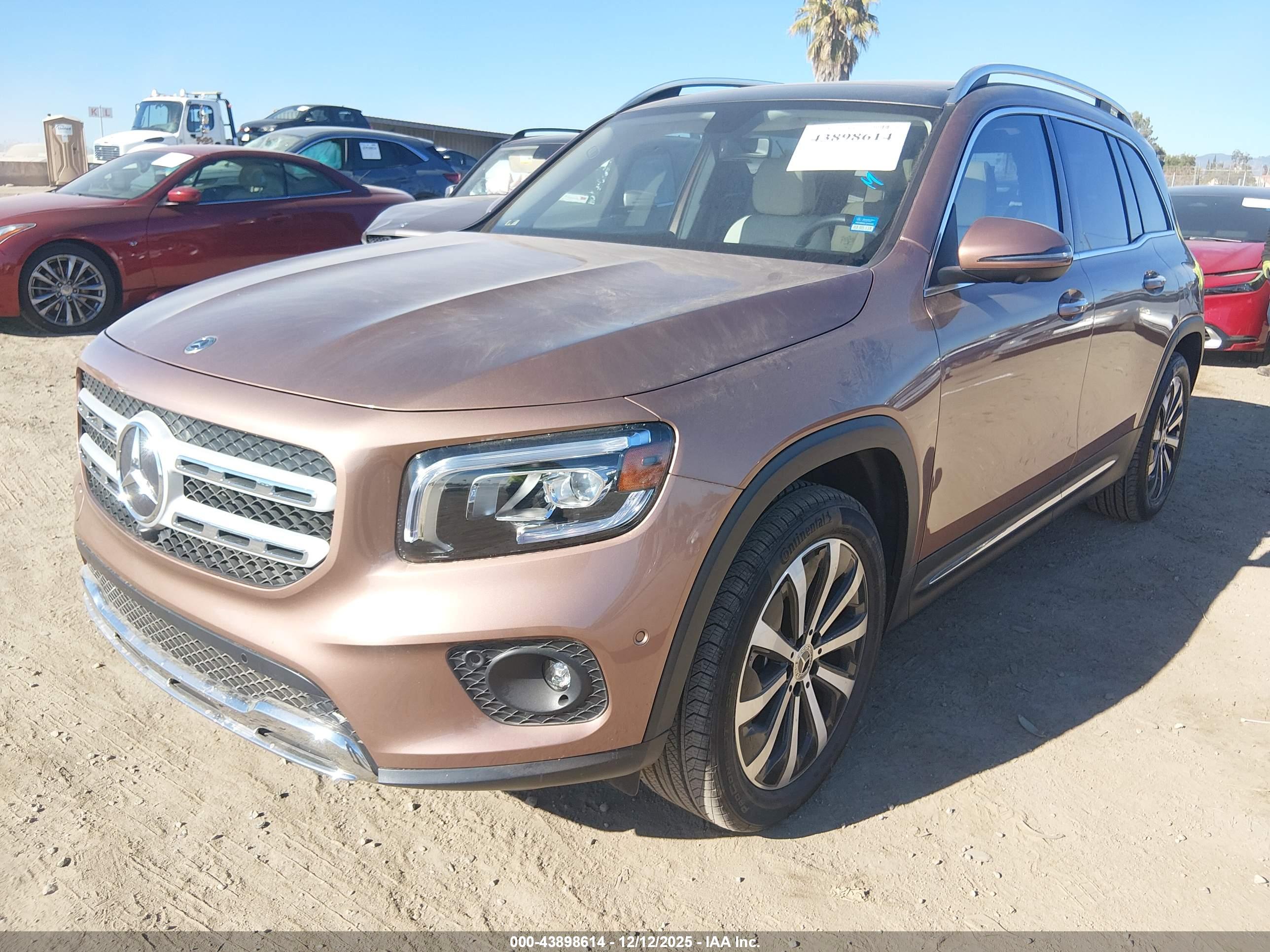 MERCEDES-BENZ GLB image 2