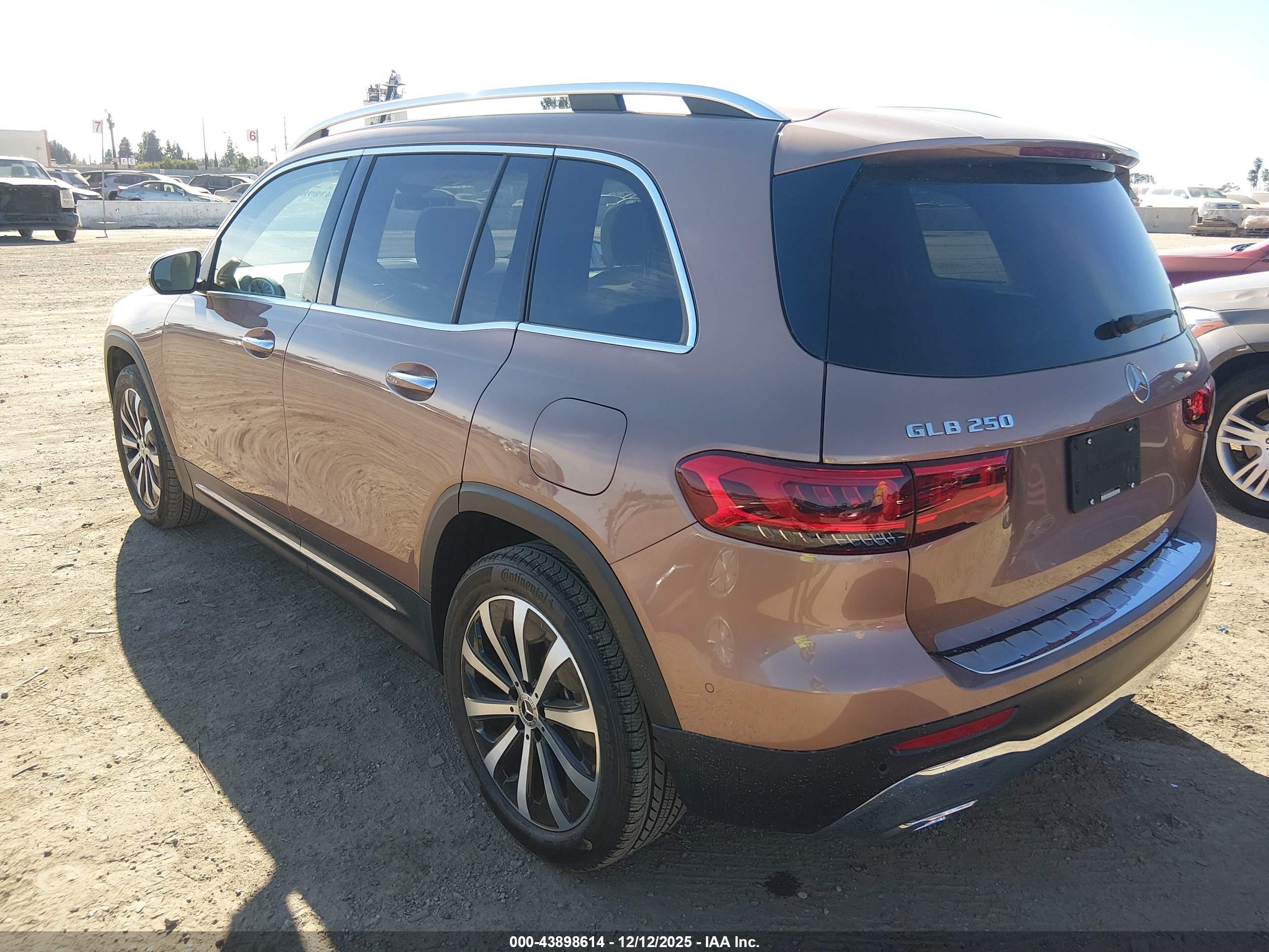 MERCEDES-BENZ GLB image 3