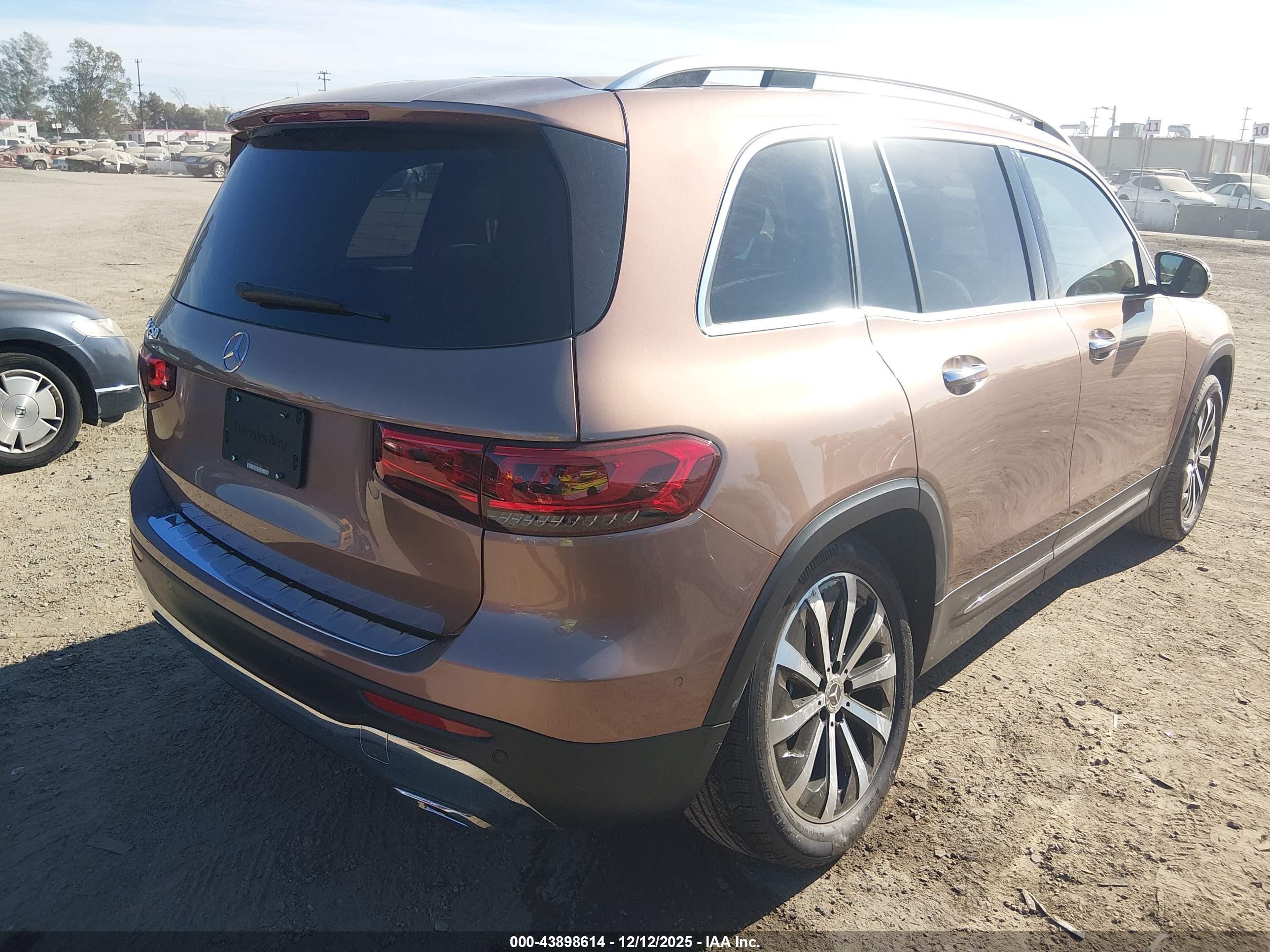MERCEDES-BENZ GLB image 4