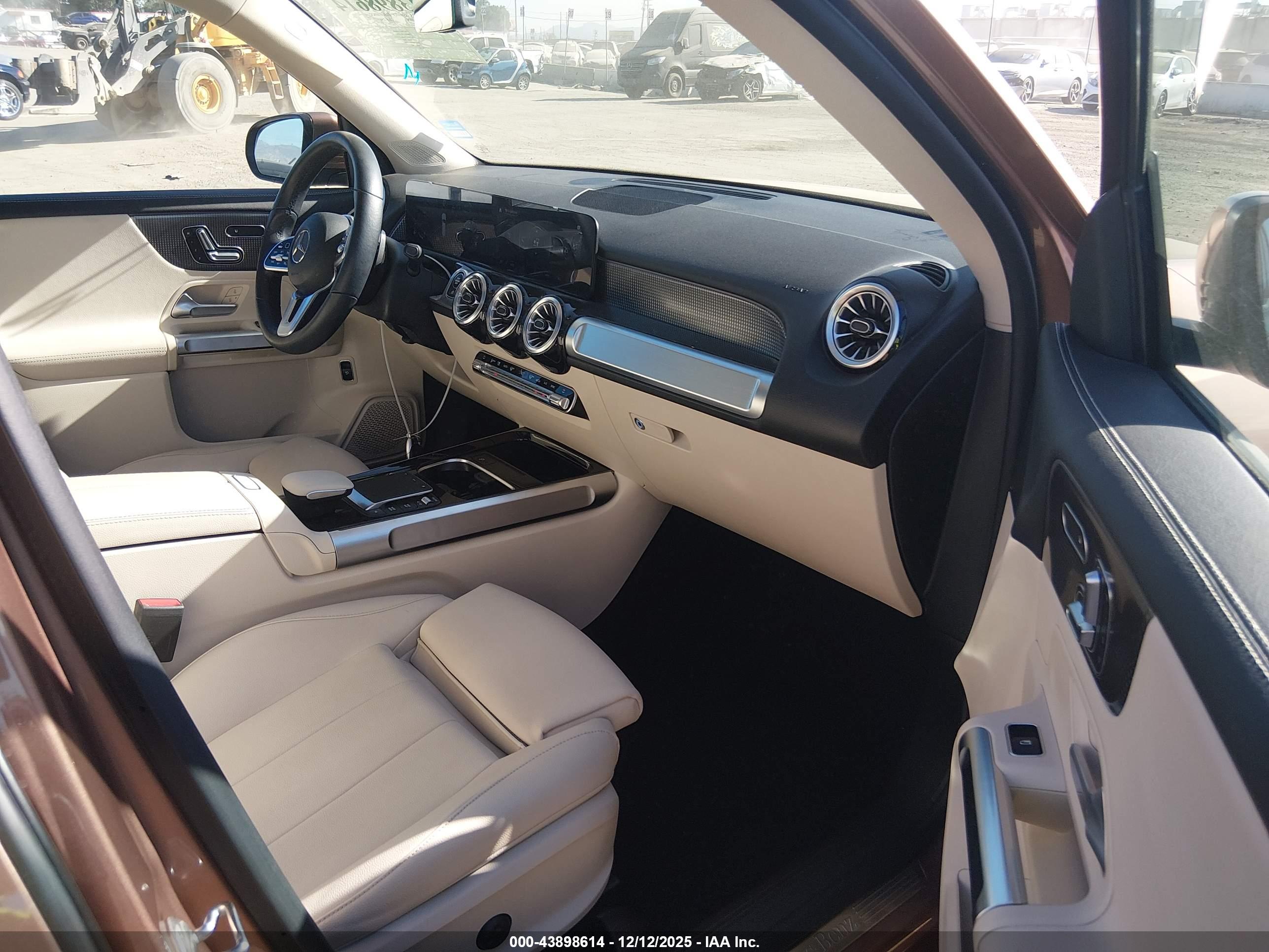 MERCEDES-BENZ GLB image 5