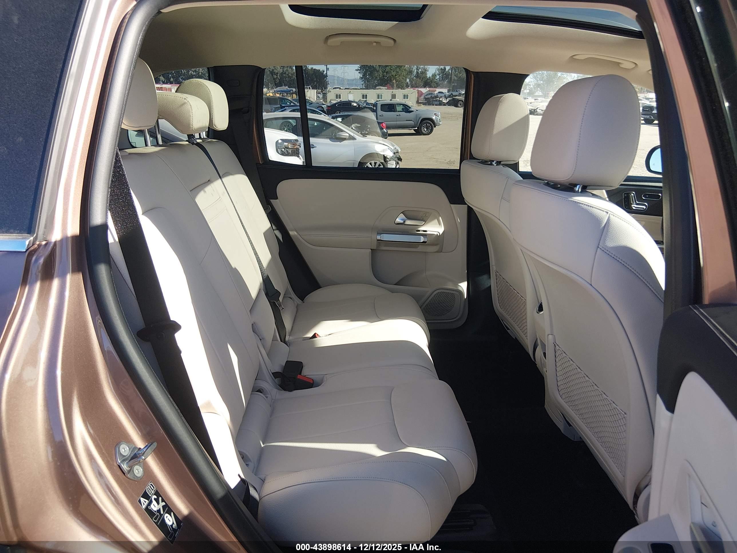 MERCEDES-BENZ GLB image 8