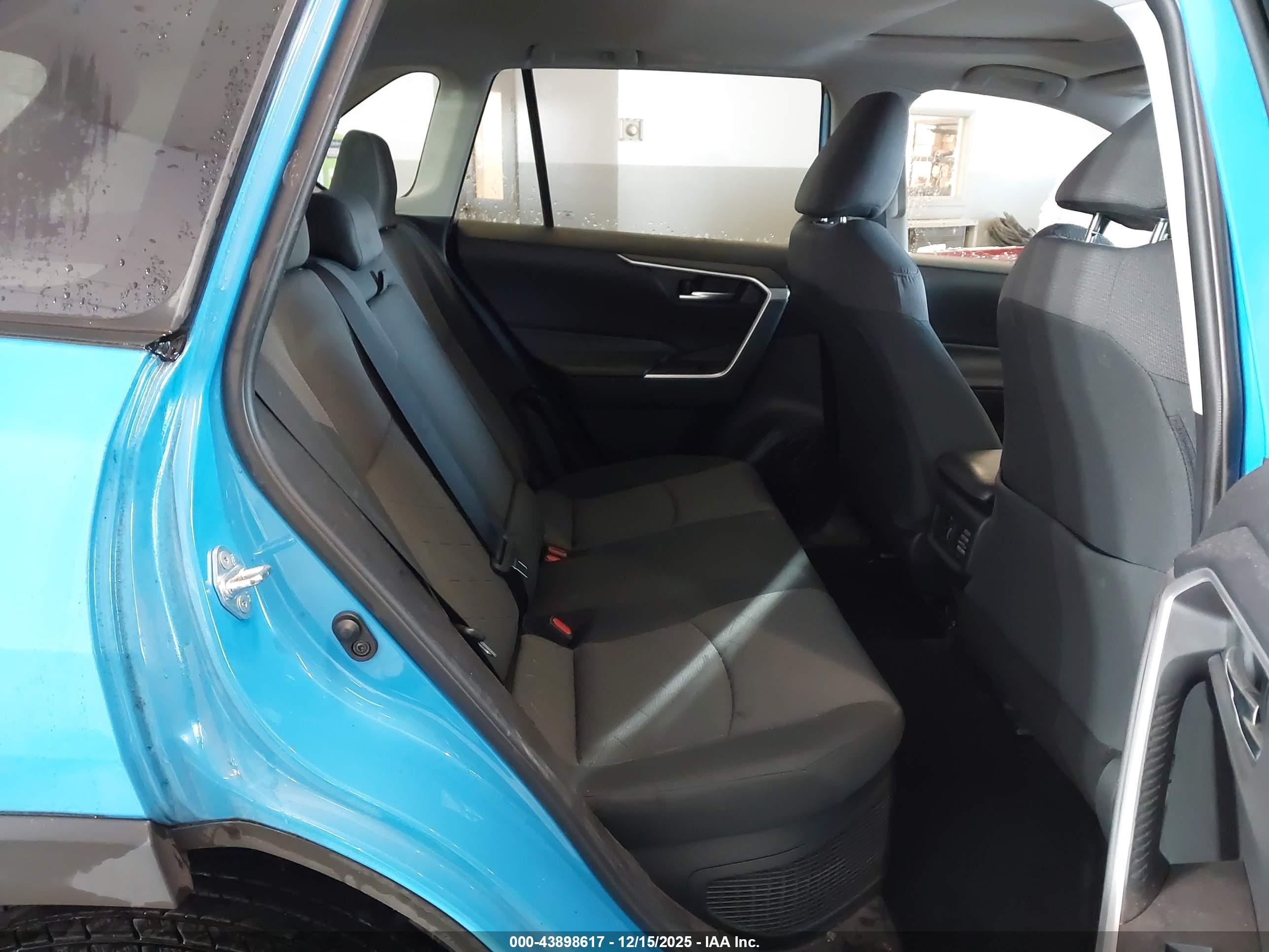TOYOTA RAV4 image 8