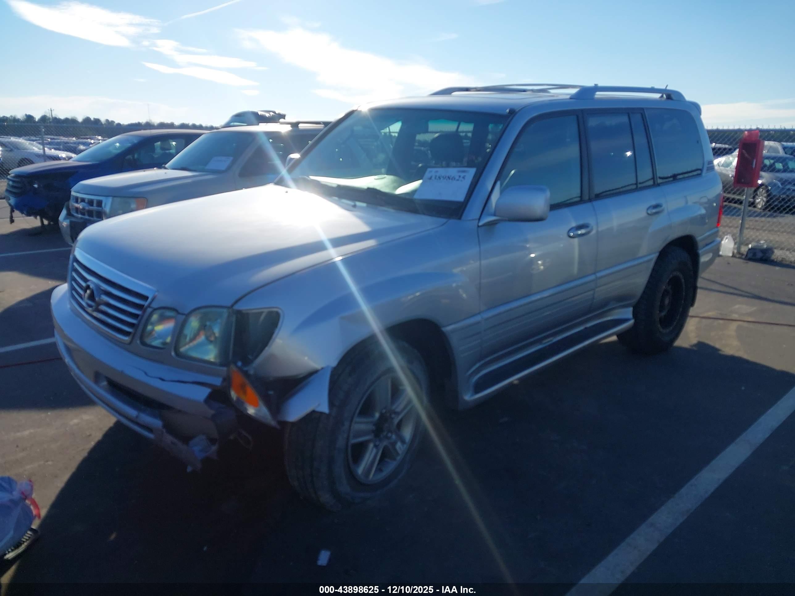 LEXUS LX image 2