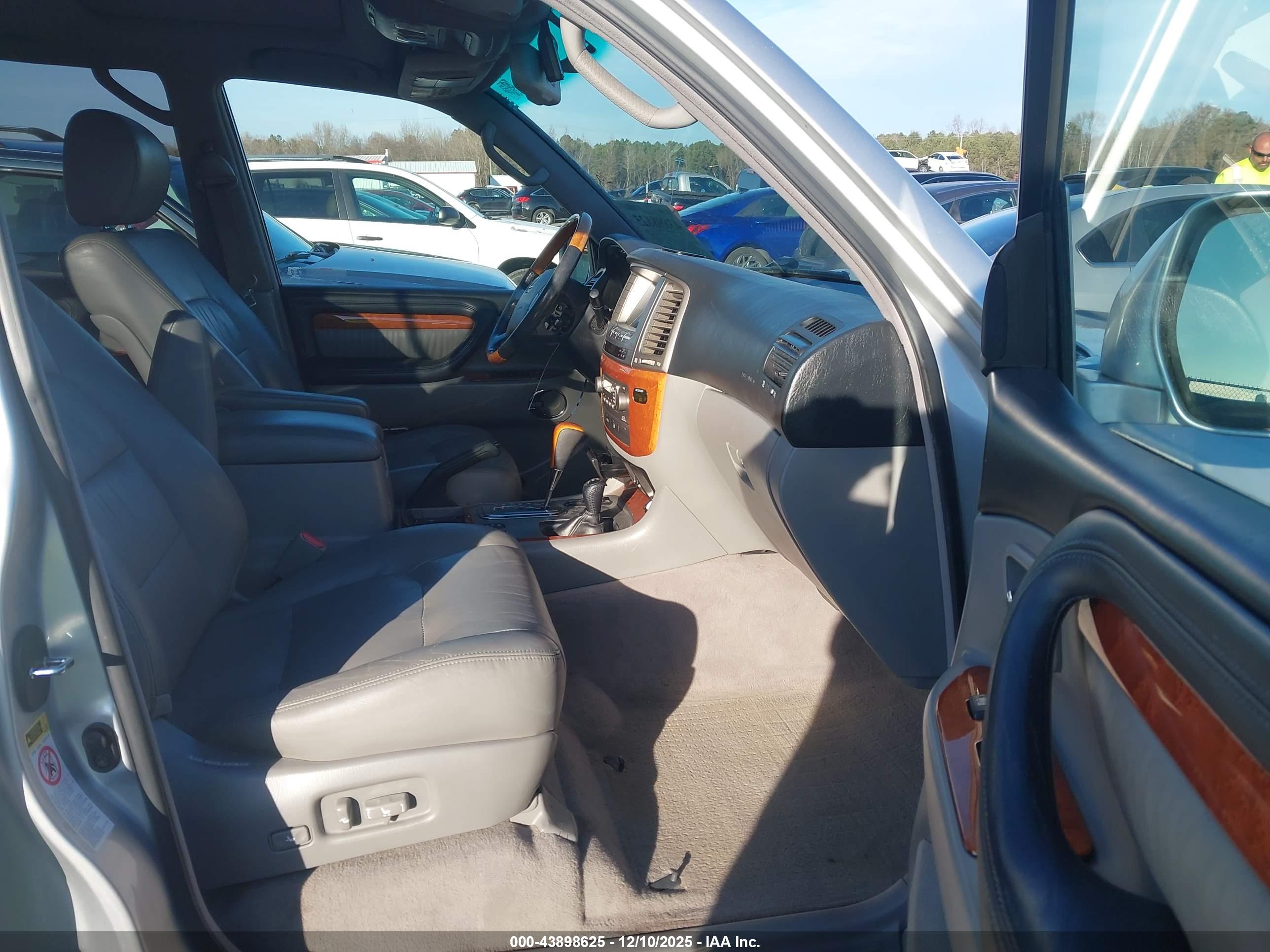 LEXUS LX image 5