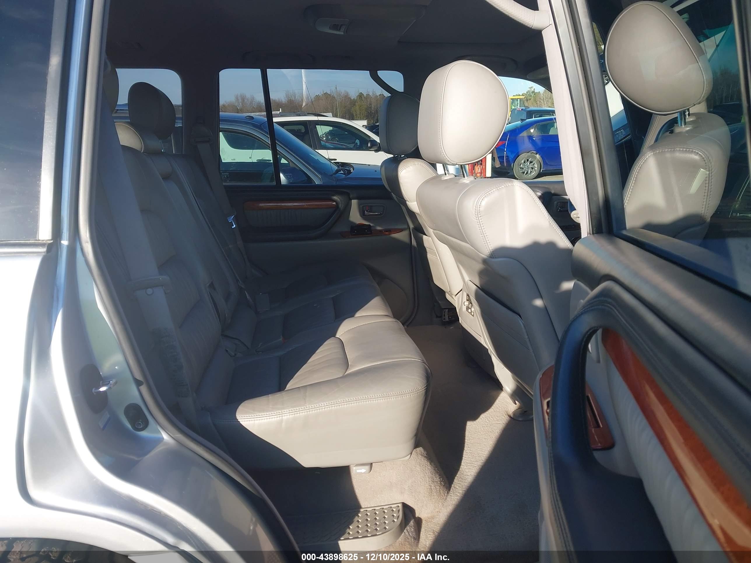 LEXUS LX image 8