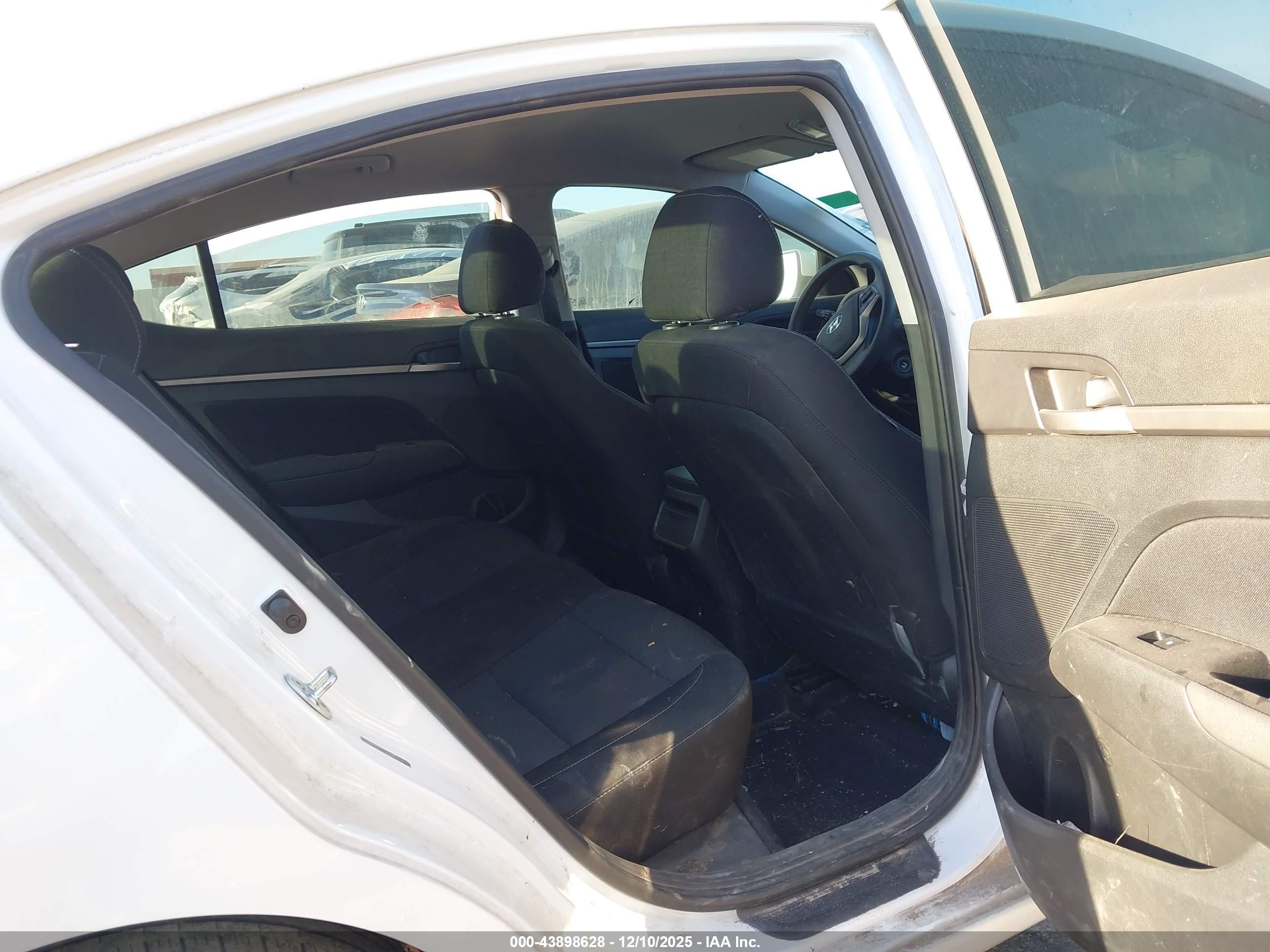 HYUNDAI ELANTRA image 8