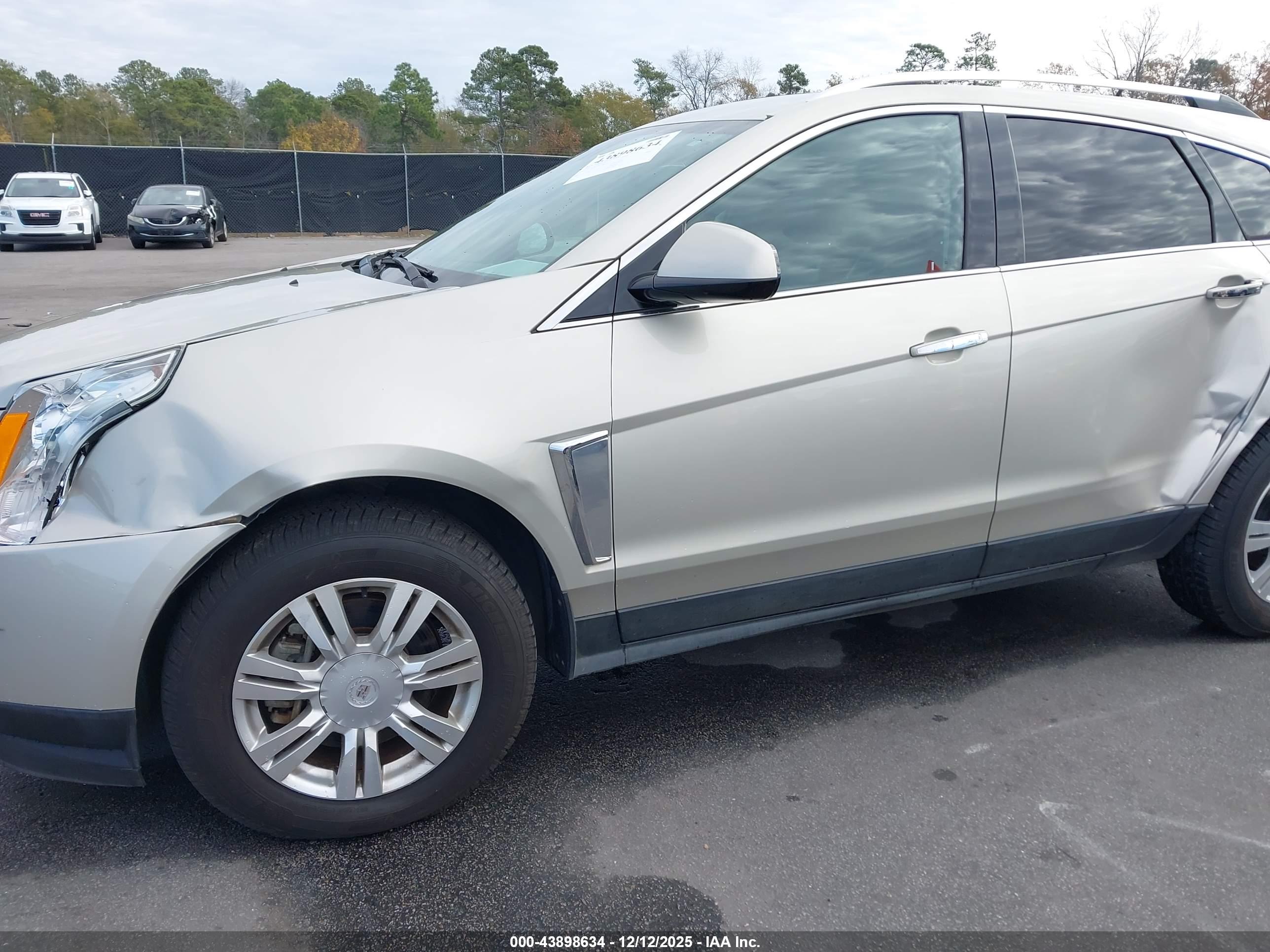 CADILLAC SRX image 6