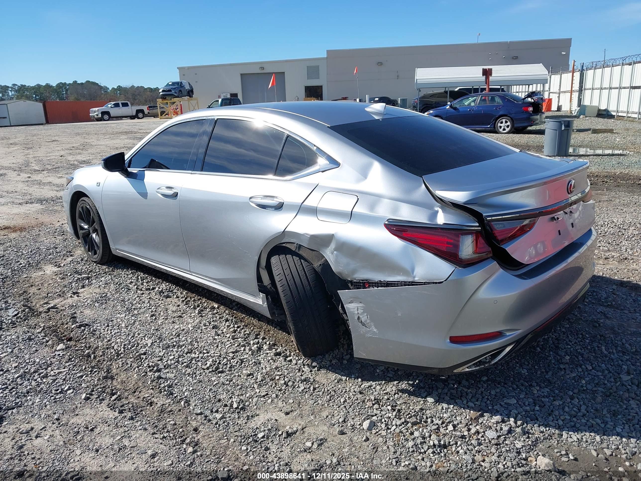 LEXUS ES image 3