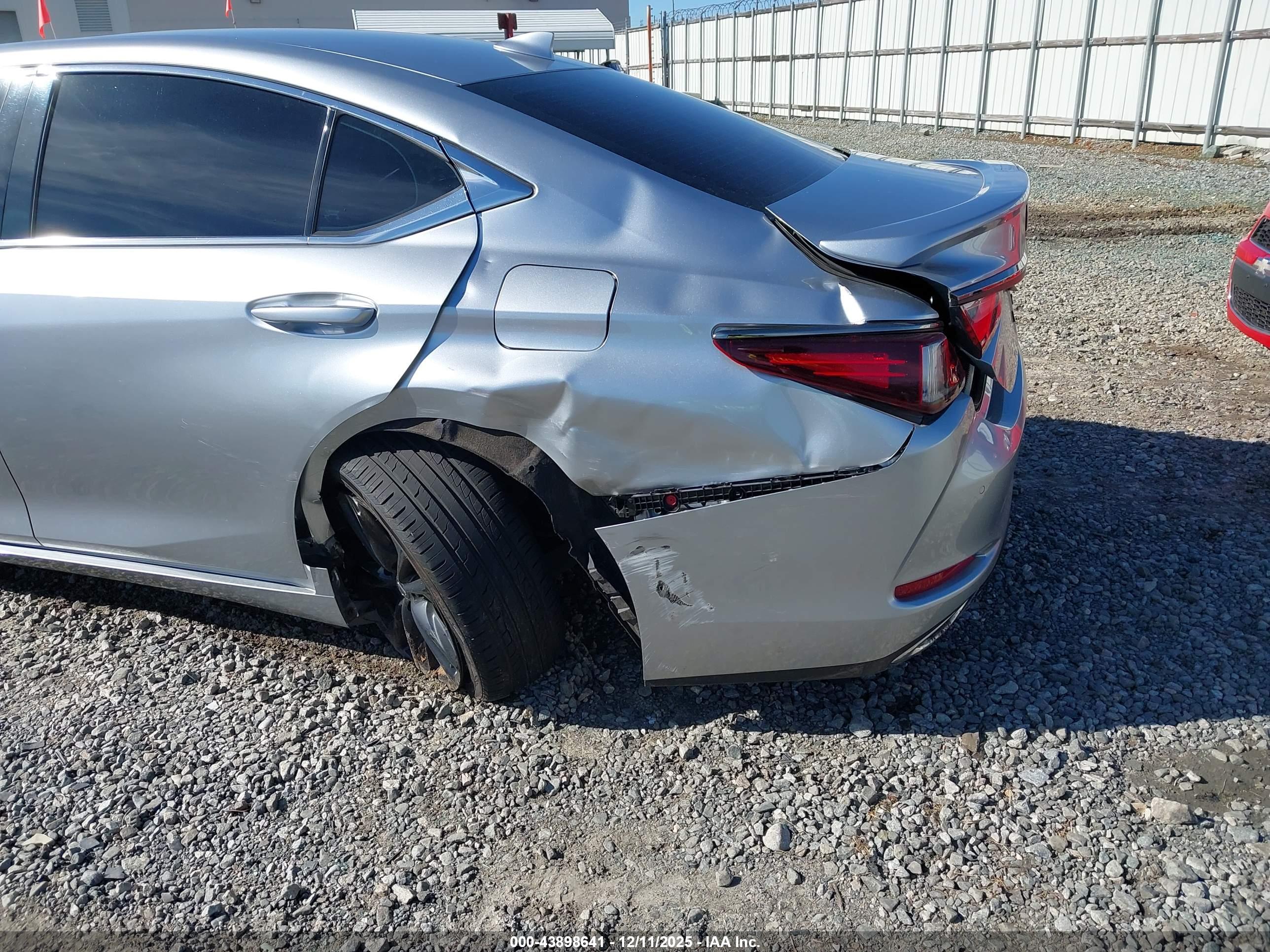 LEXUS ES image 6