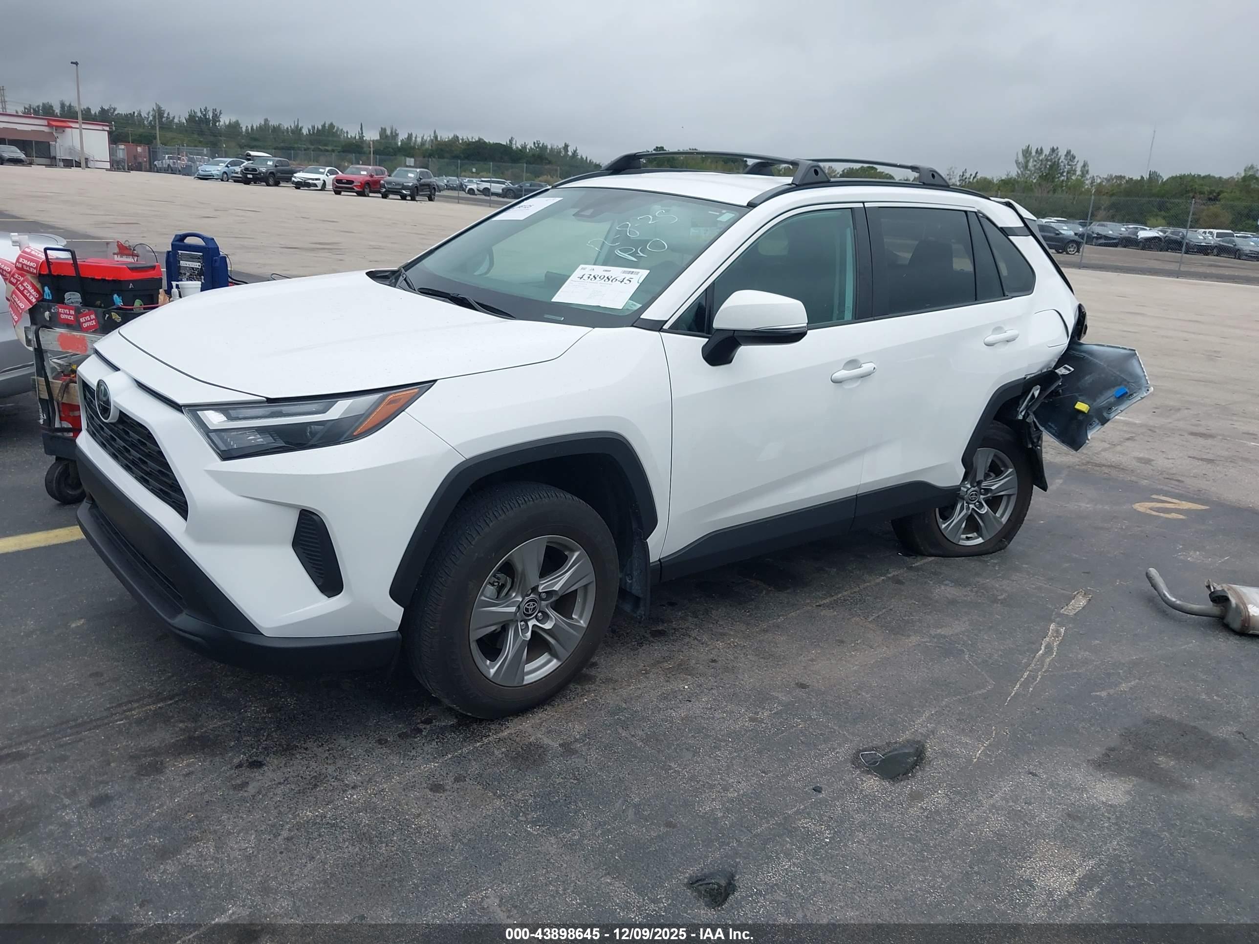 TOYOTA RAV4 image 2