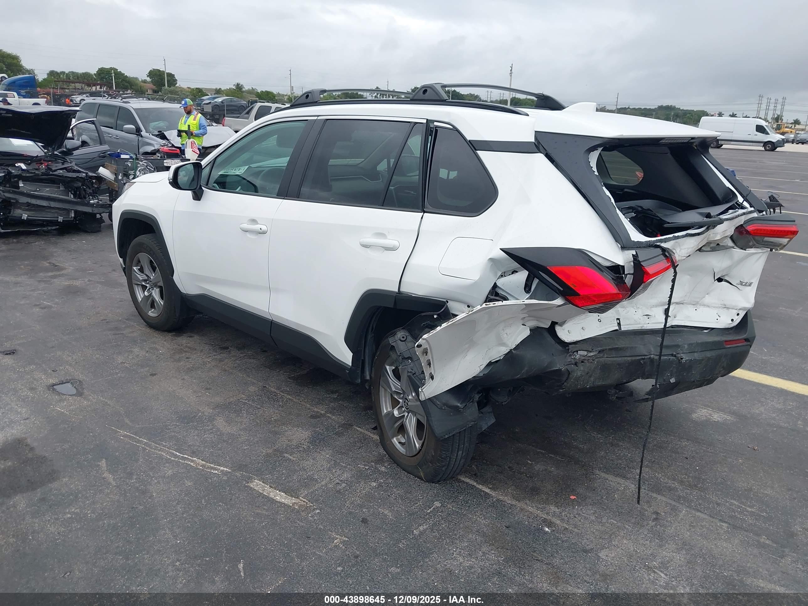 TOYOTA RAV4 image 3