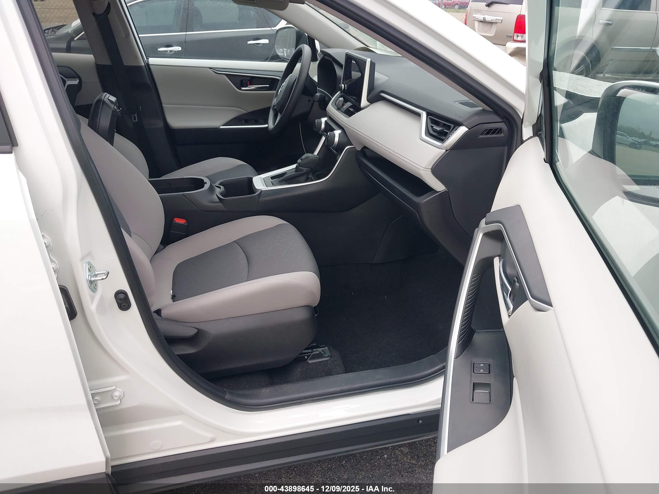 TOYOTA RAV4 image 5