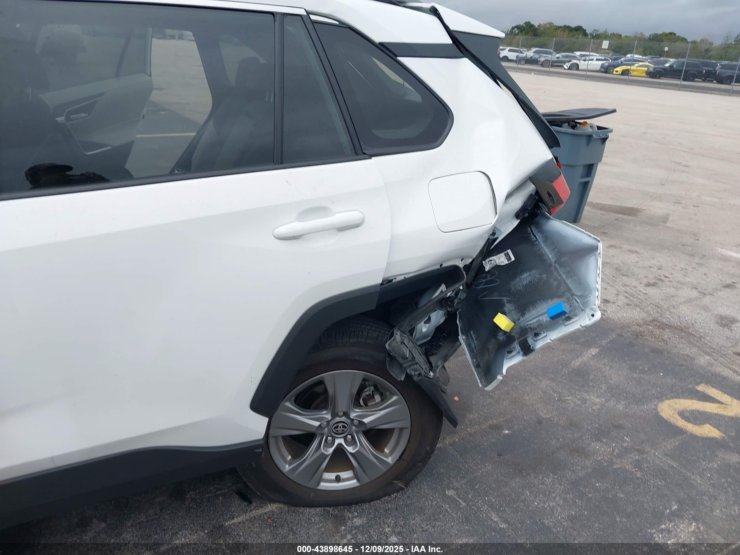 TOYOTA RAV4 image 6