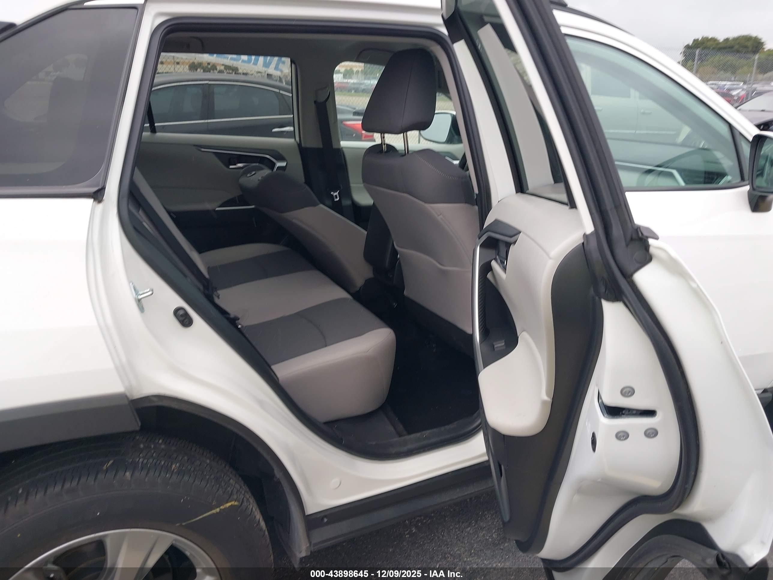 TOYOTA RAV4 image 8