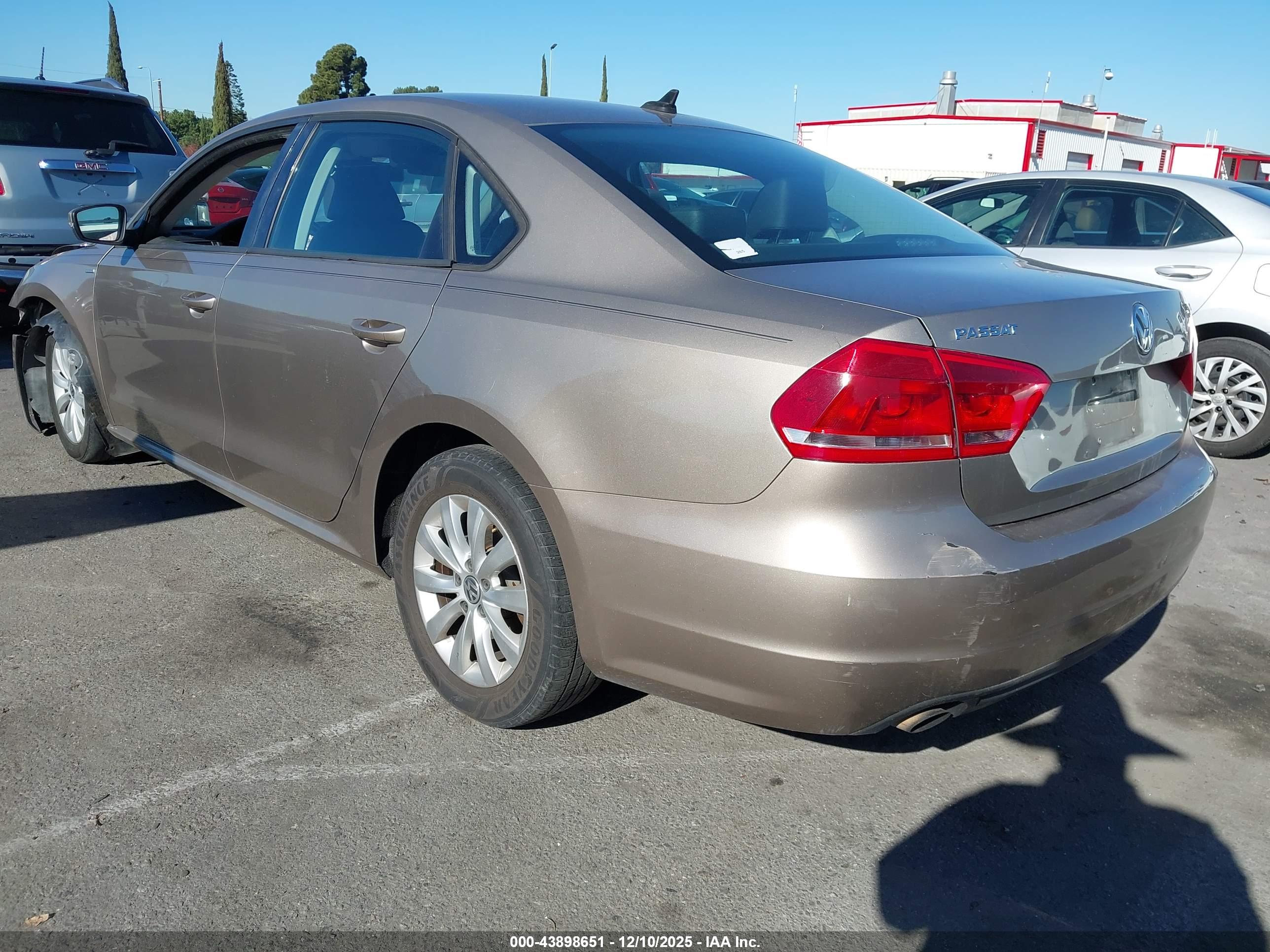 VOLKSWAGEN PASSAT image 3