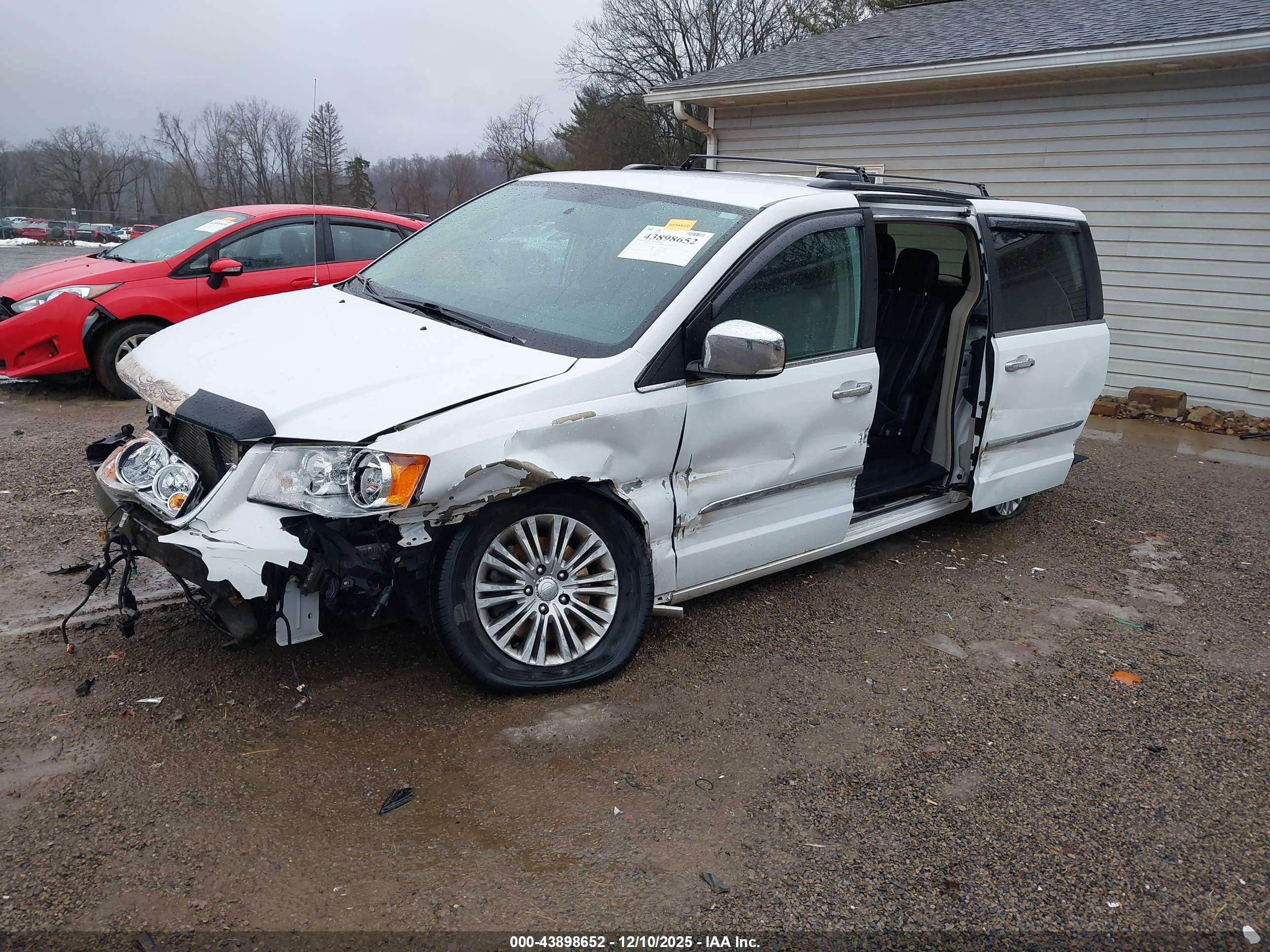 CHRYSLER TOWN image 2