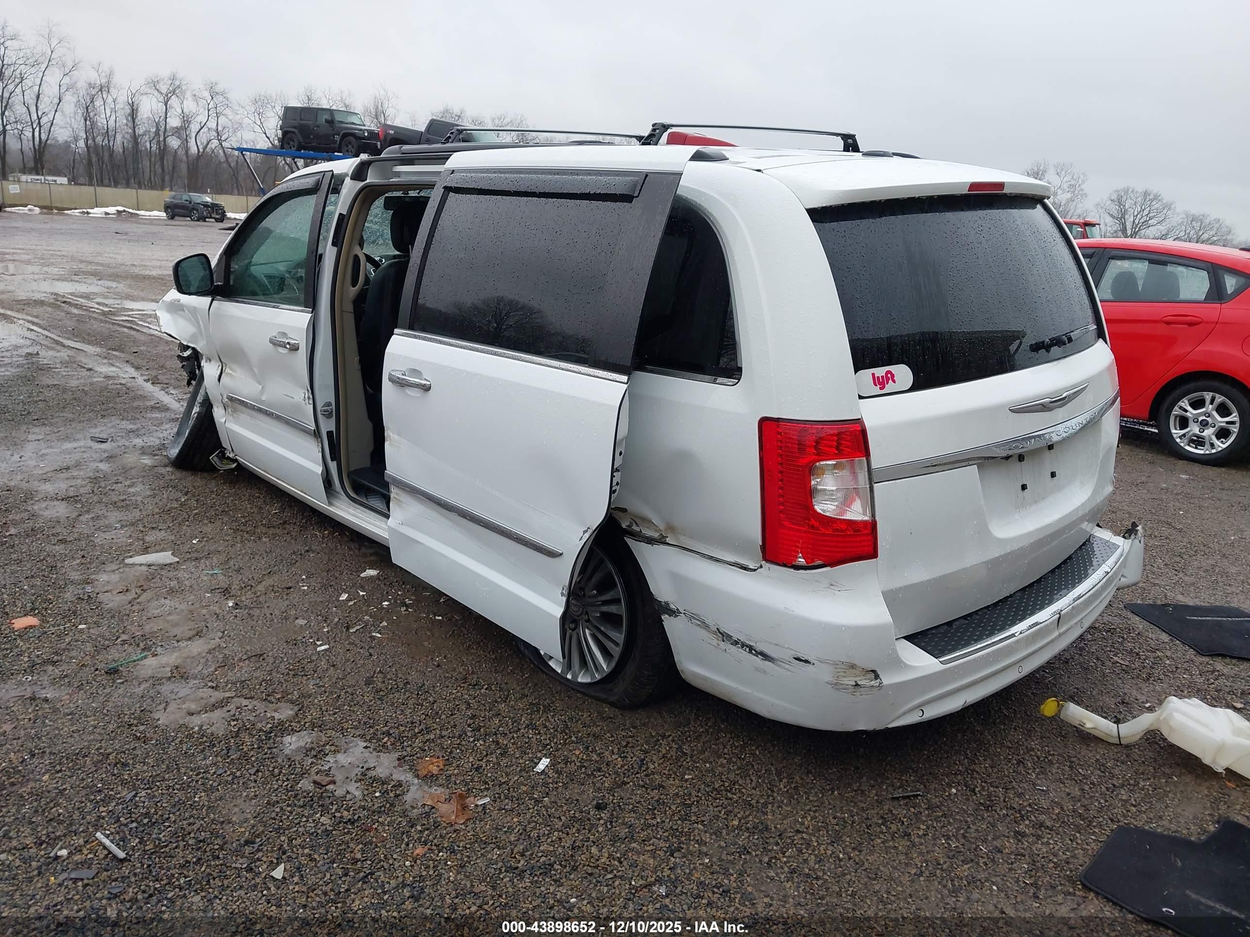 CHRYSLER TOWN image 3