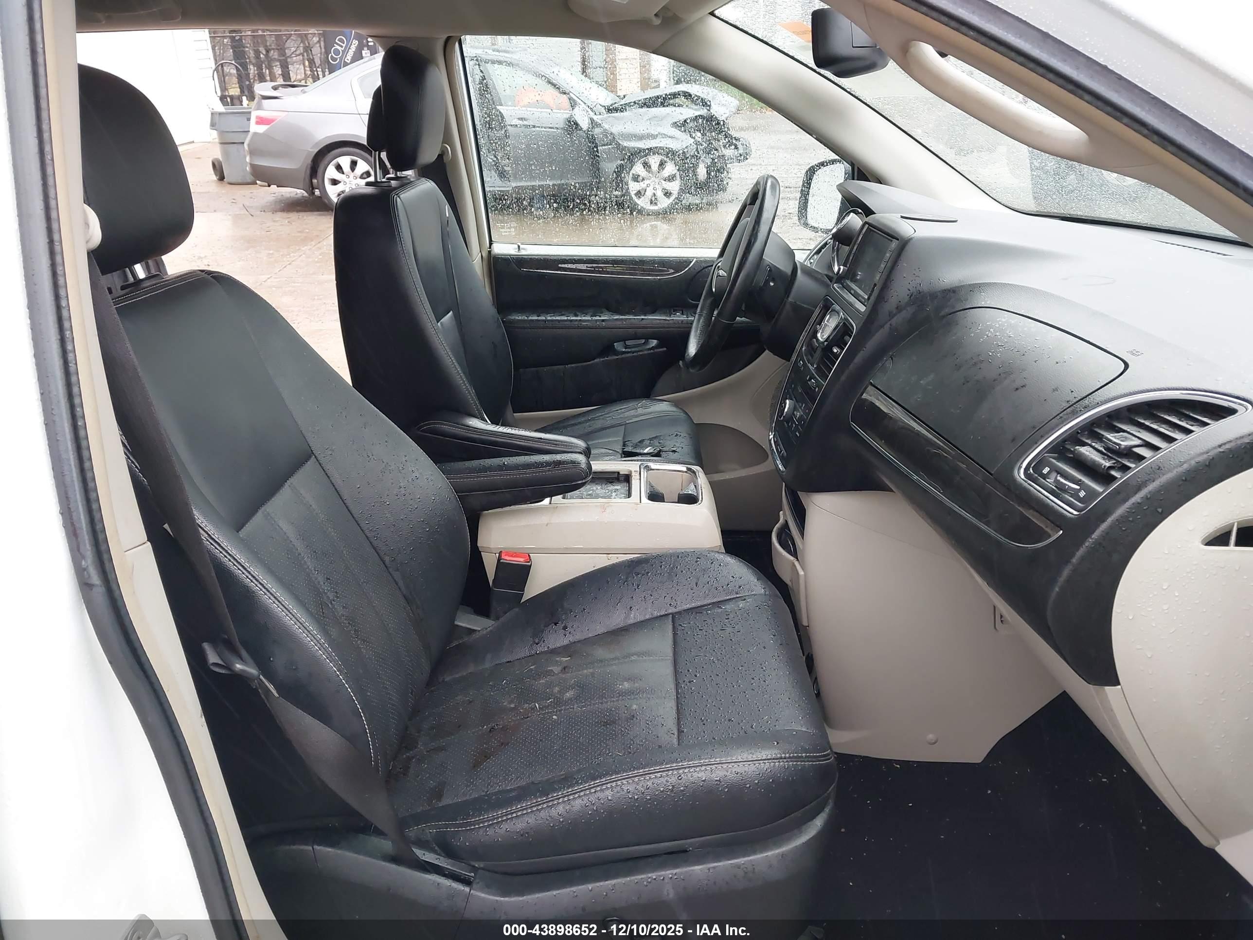 CHRYSLER TOWN image 5