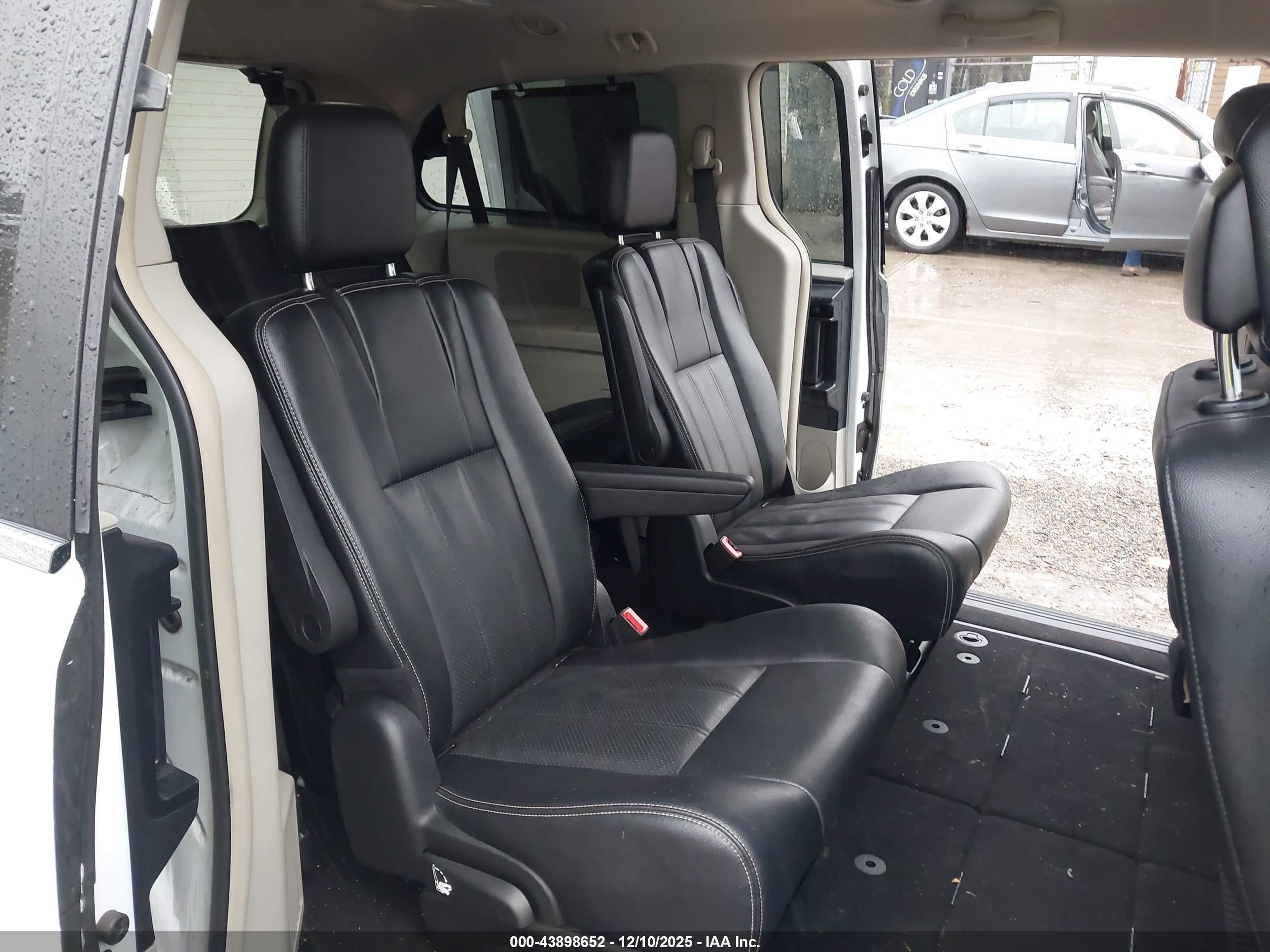 CHRYSLER TOWN image 8