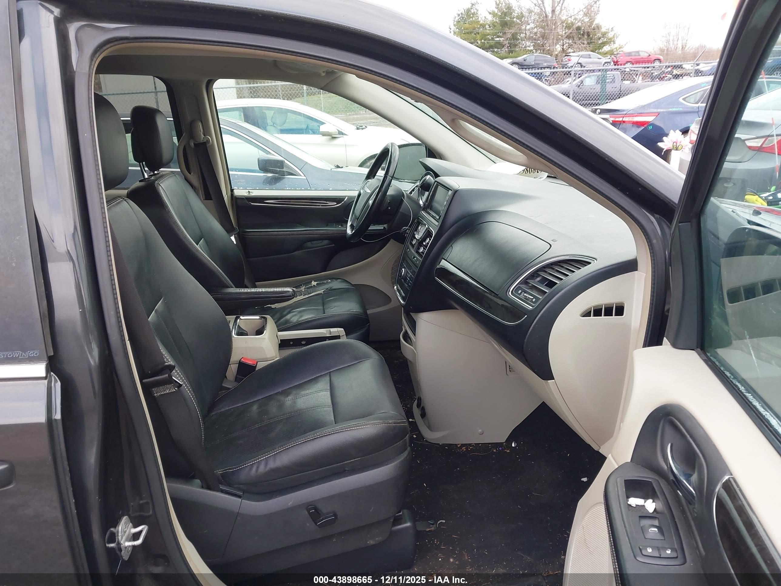 CHRYSLER TOWN image 5
