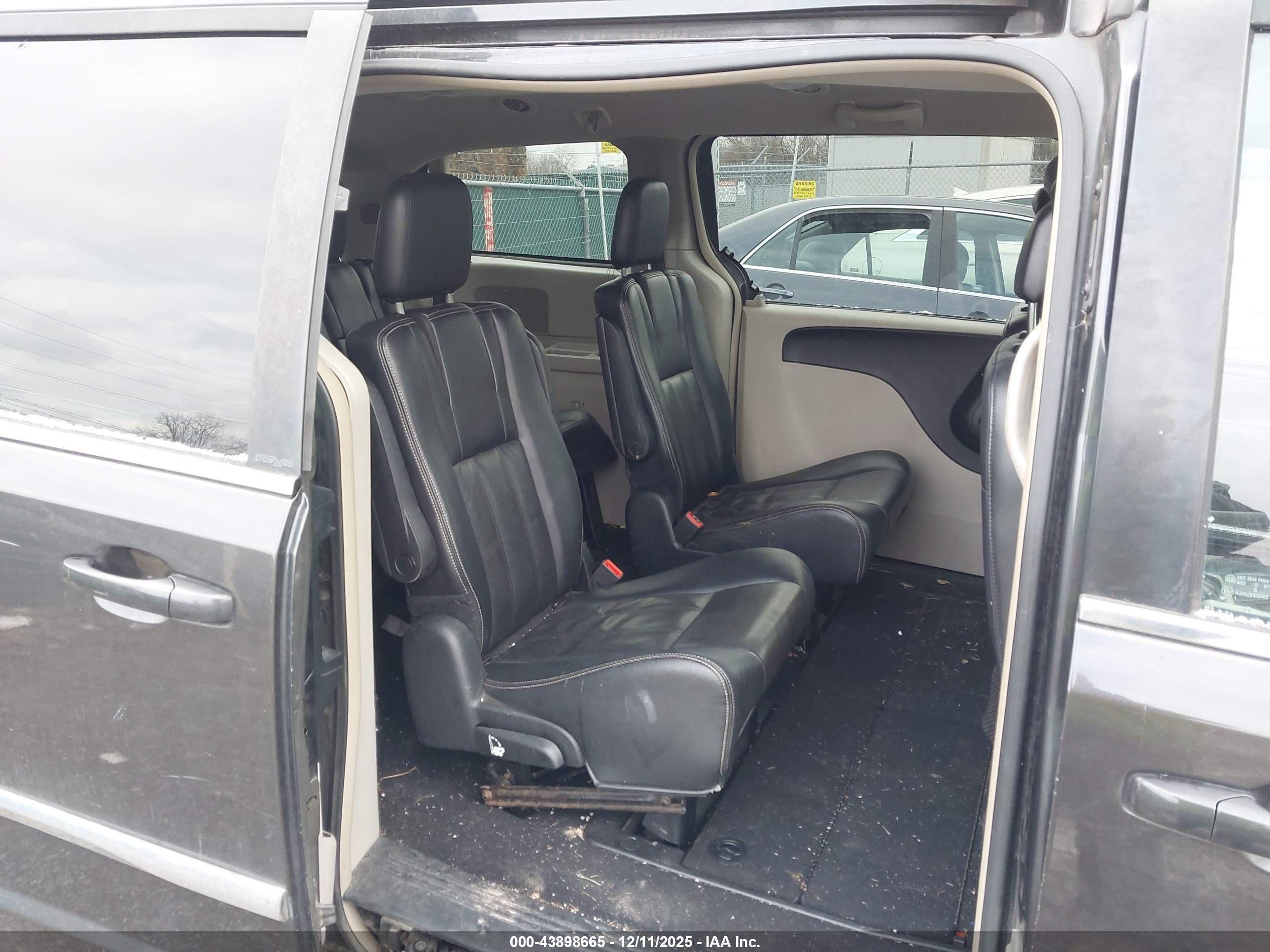CHRYSLER TOWN image 8