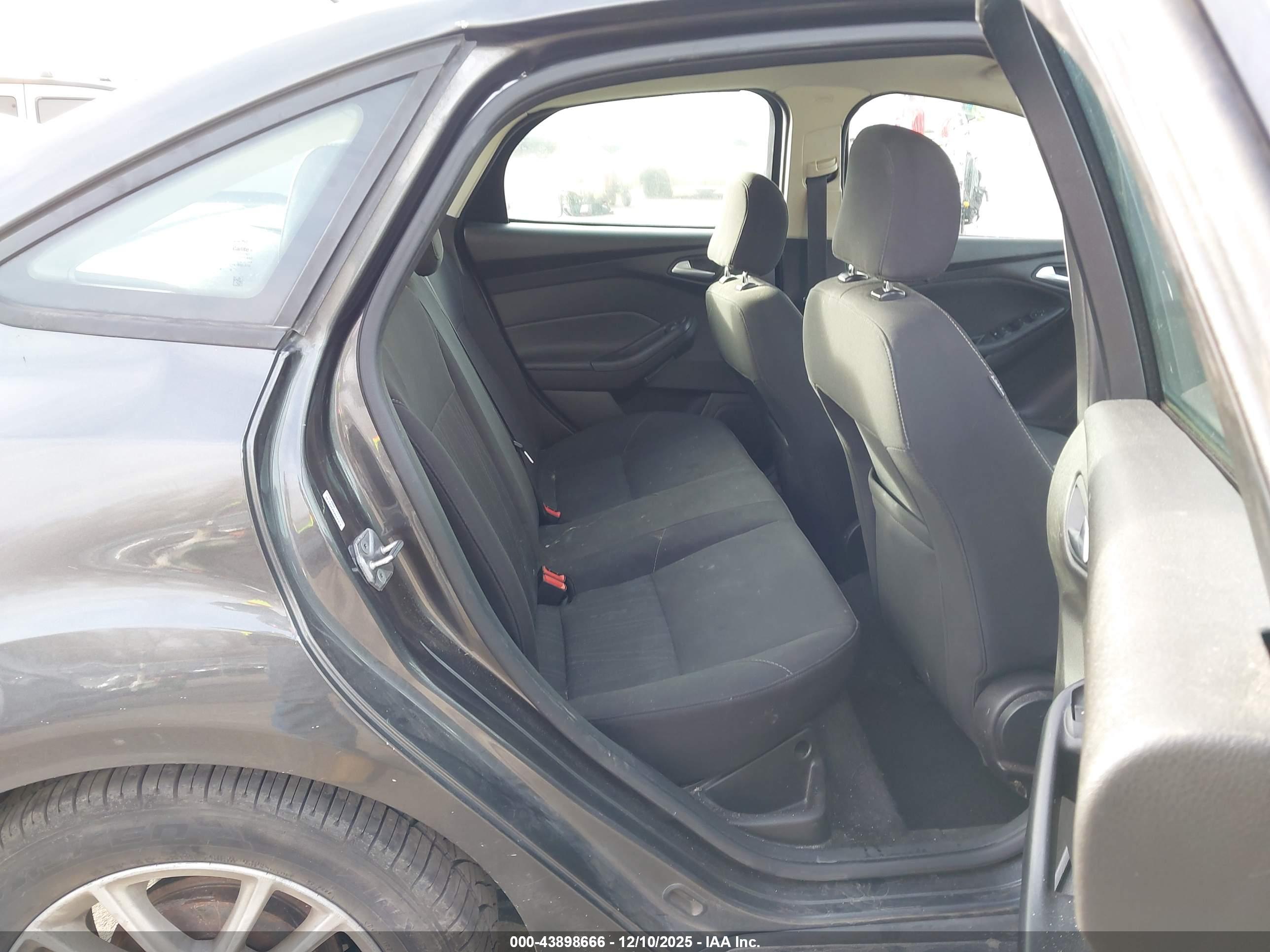 FORD FOCUS image 8