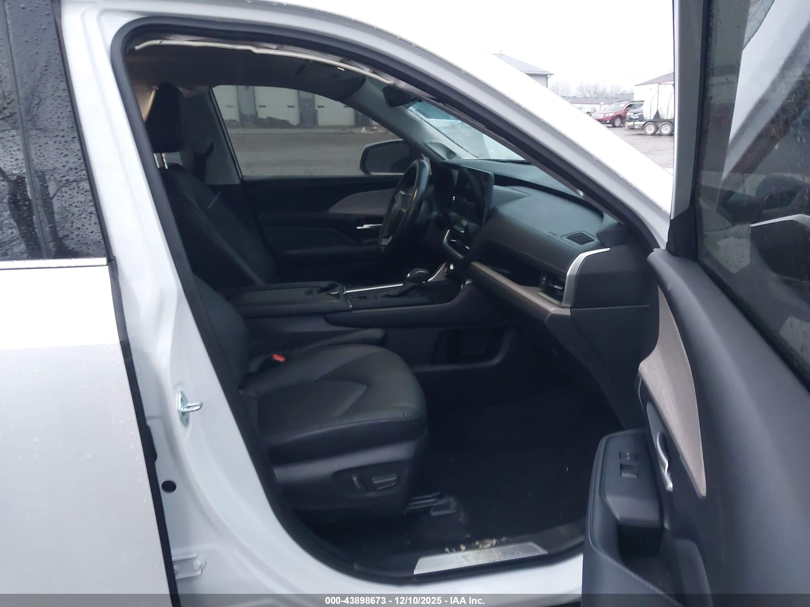 TOYOTA GRAND image 5