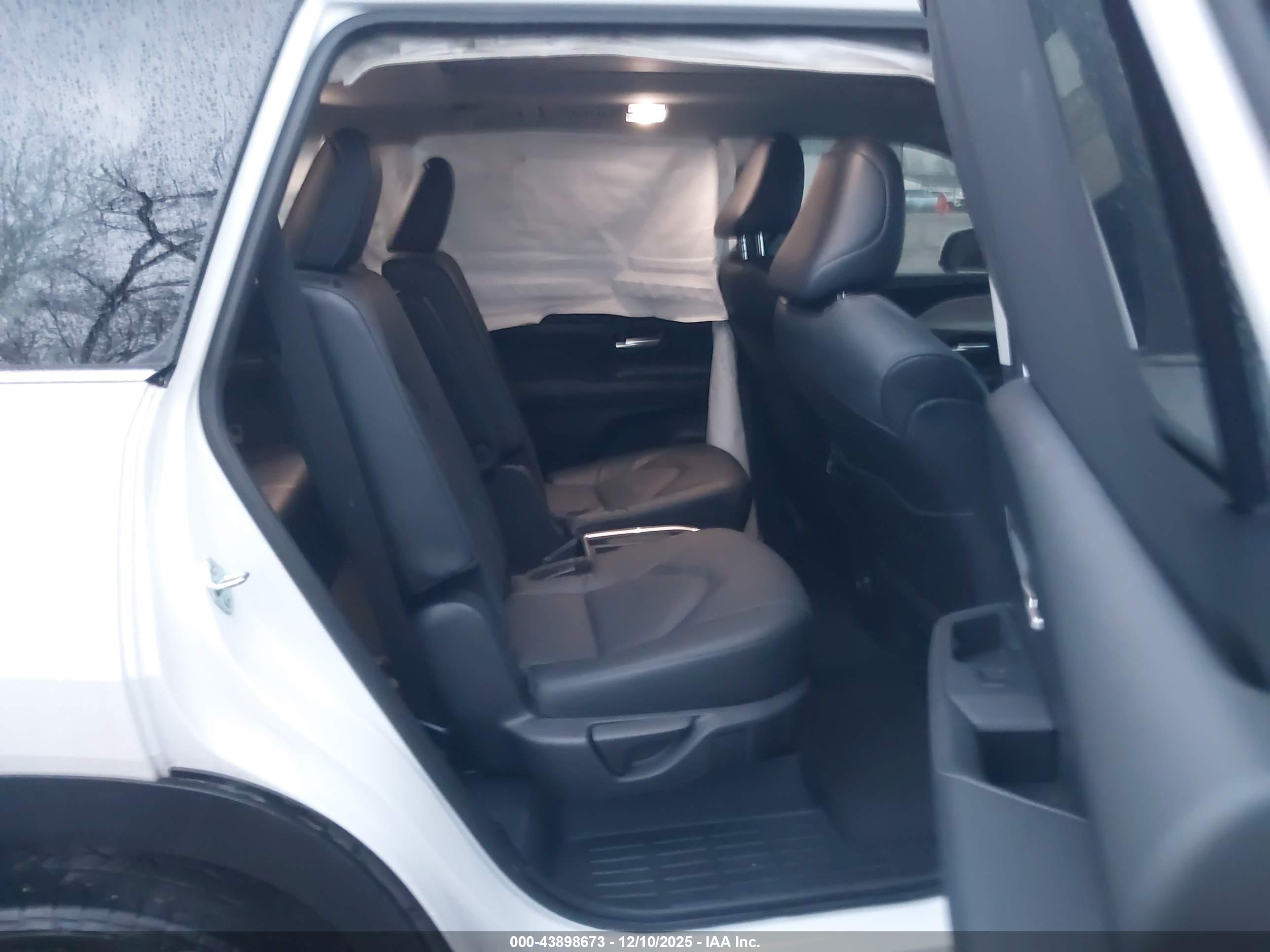 TOYOTA GRAND image 8