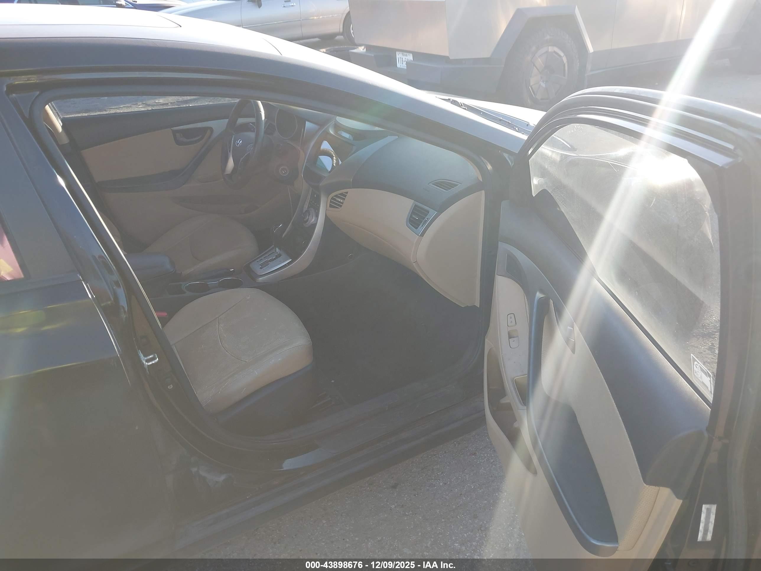 HYUNDAI ELANTRA image 5