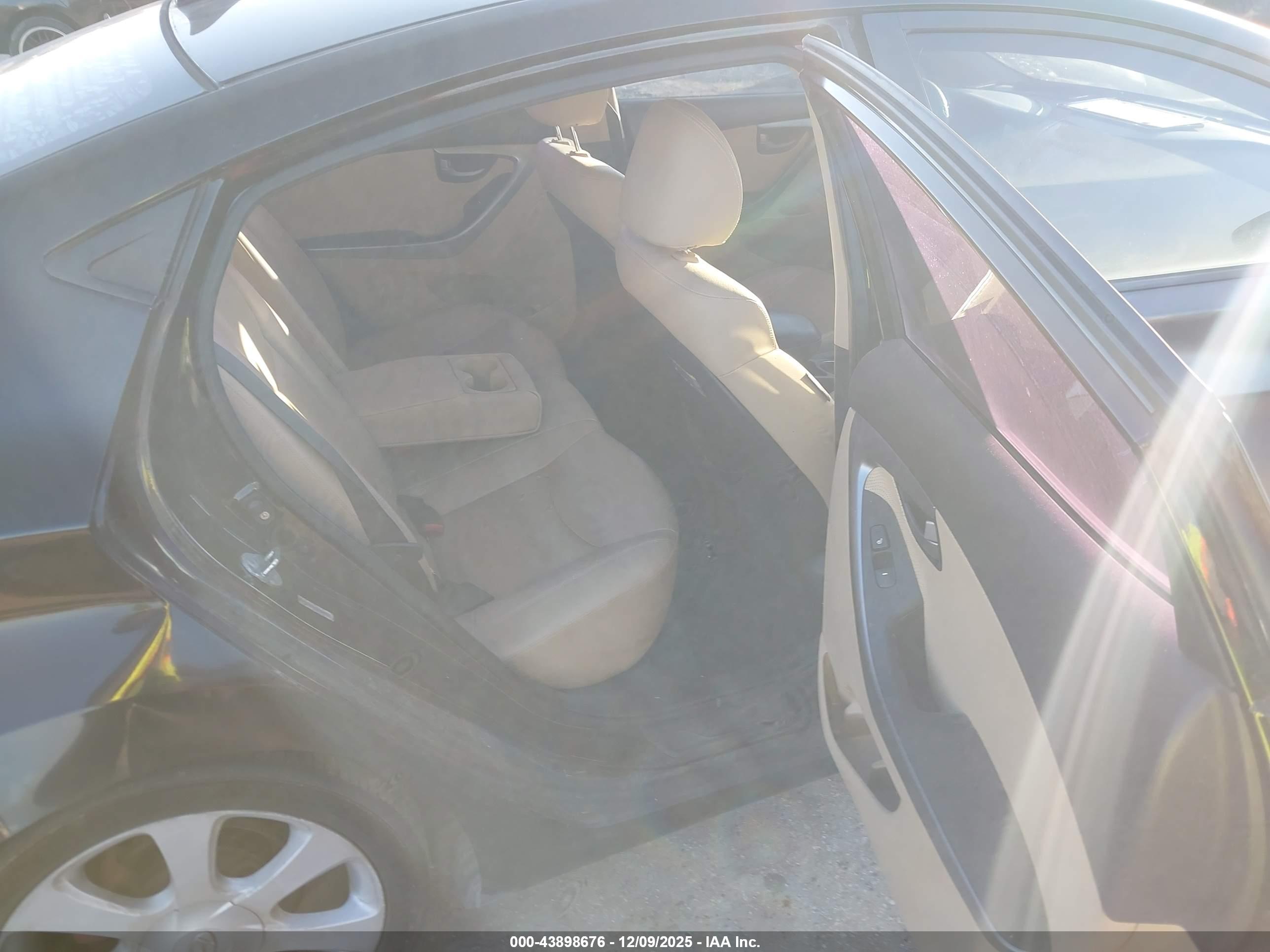 HYUNDAI ELANTRA image 8