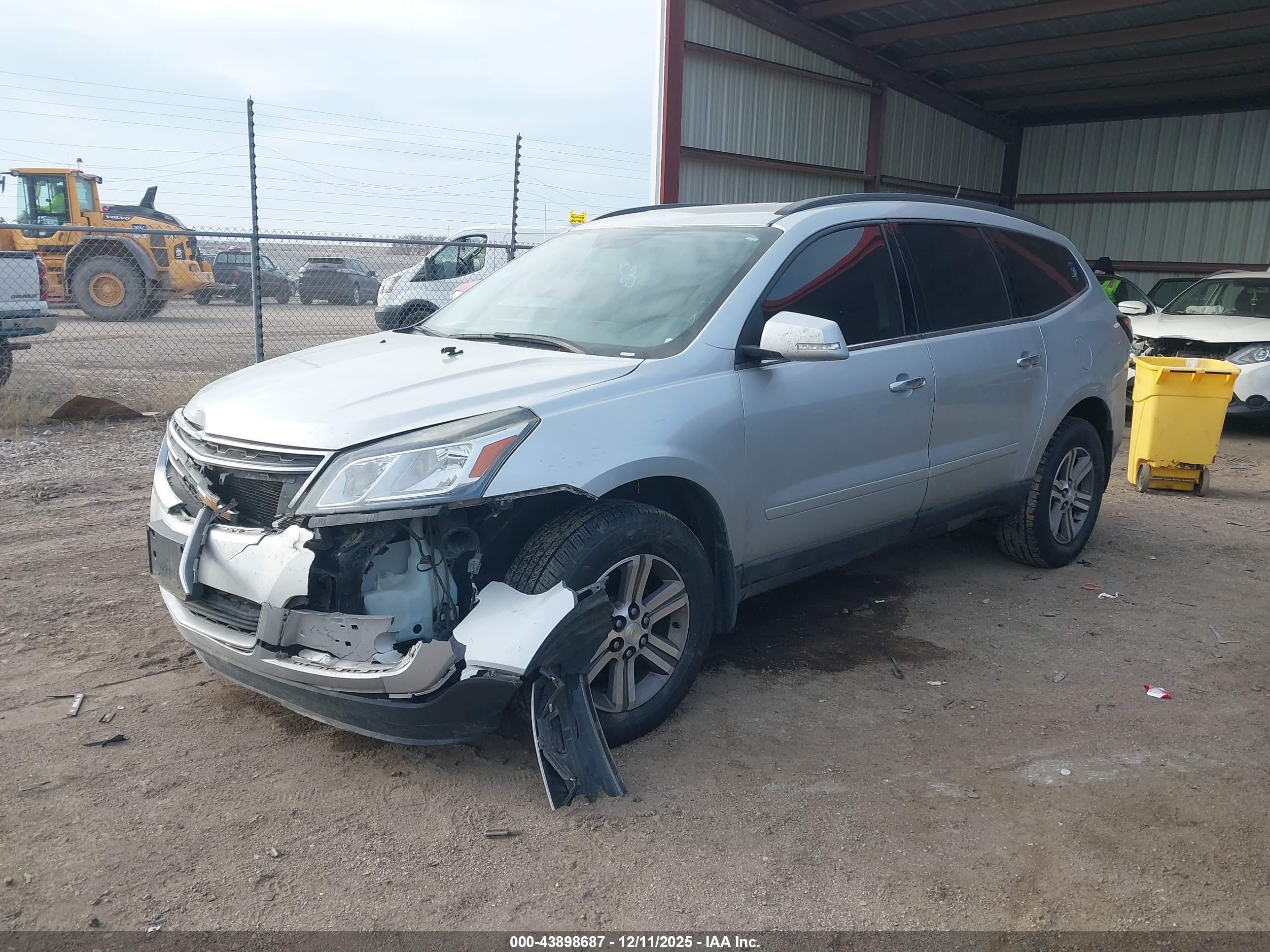 CHEVROLET TRAVERSE image 2