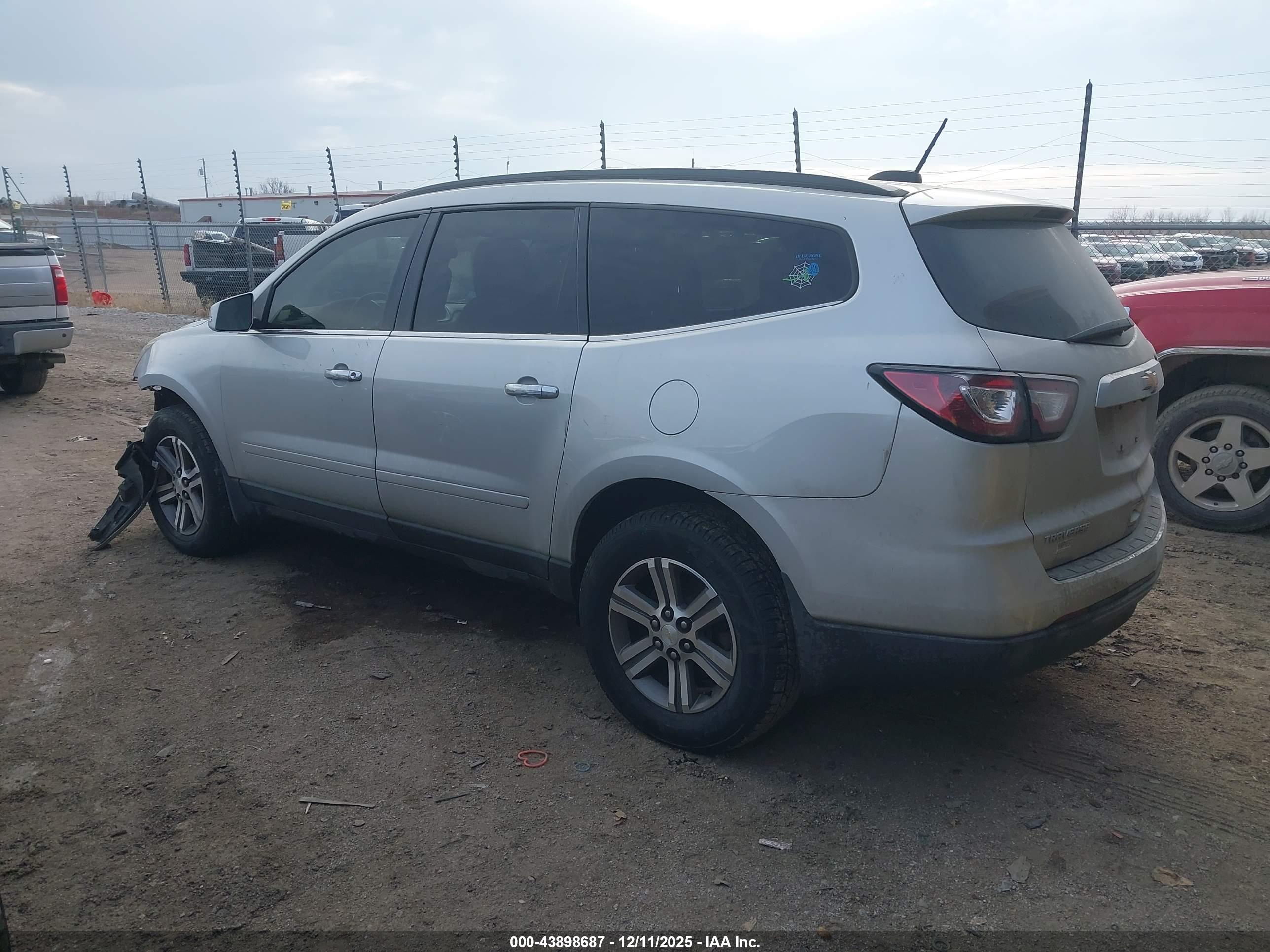 CHEVROLET TRAVERSE image 3