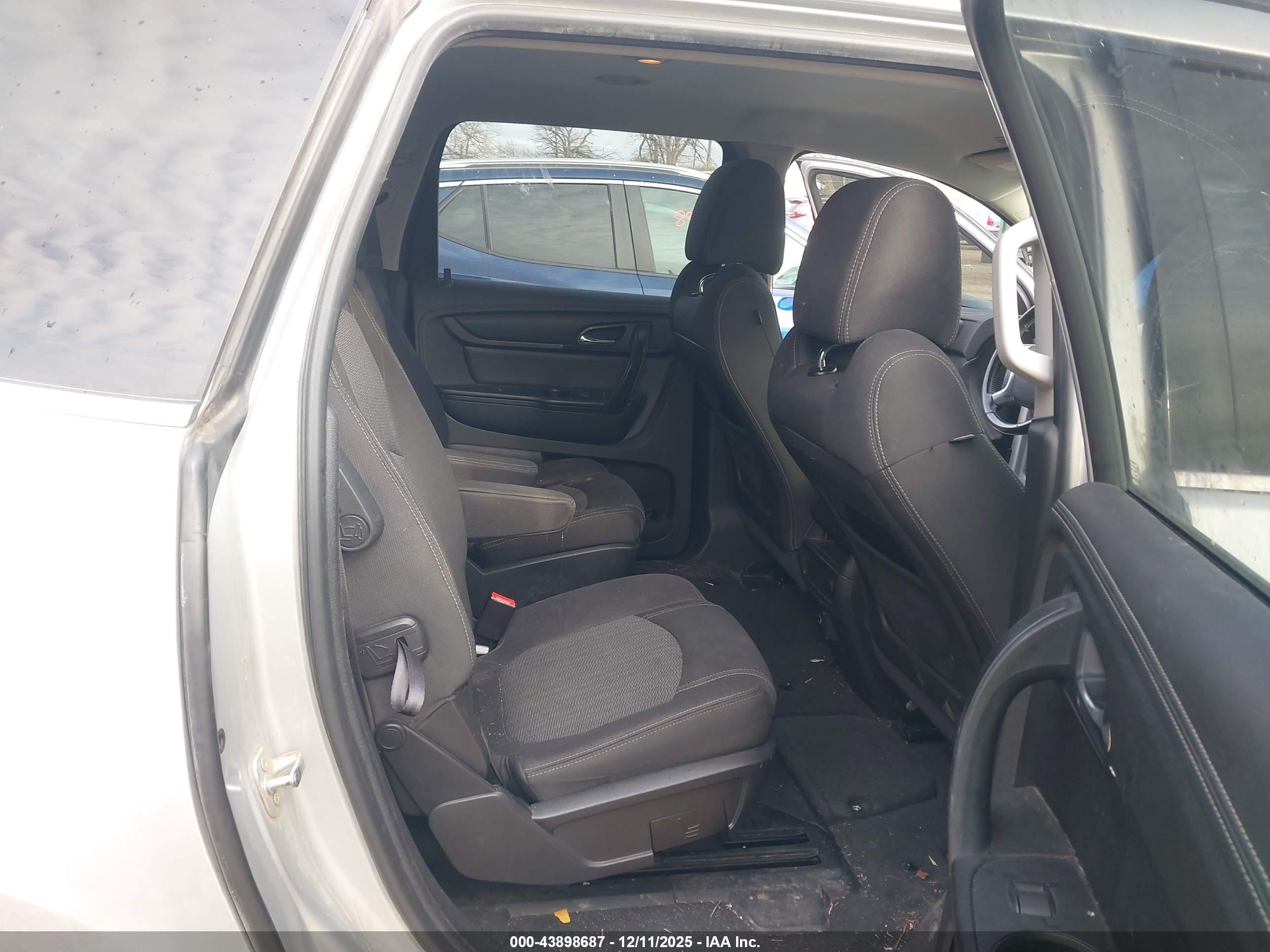 CHEVROLET TRAVERSE image 8