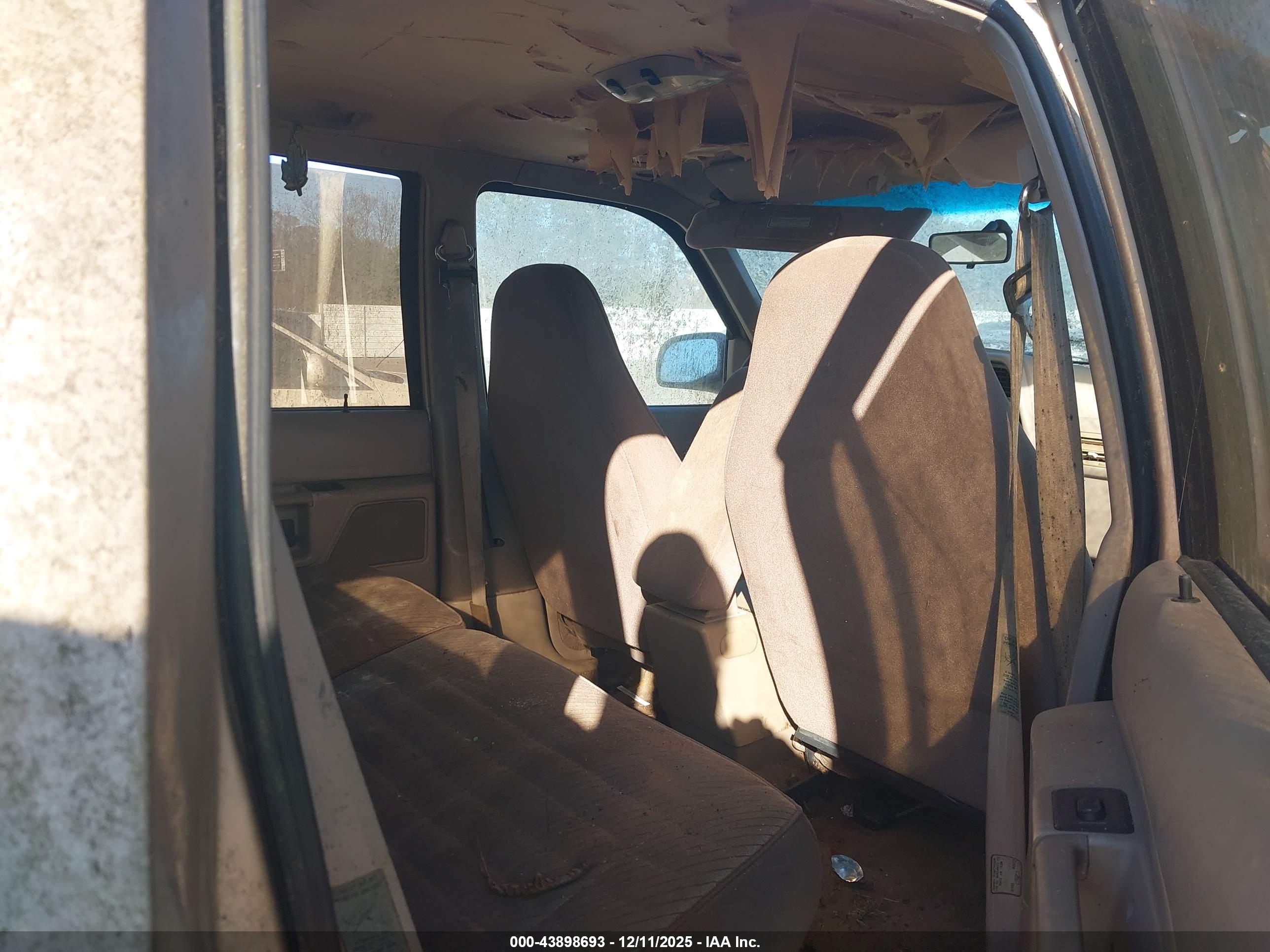 FORD EXPLORER image 8