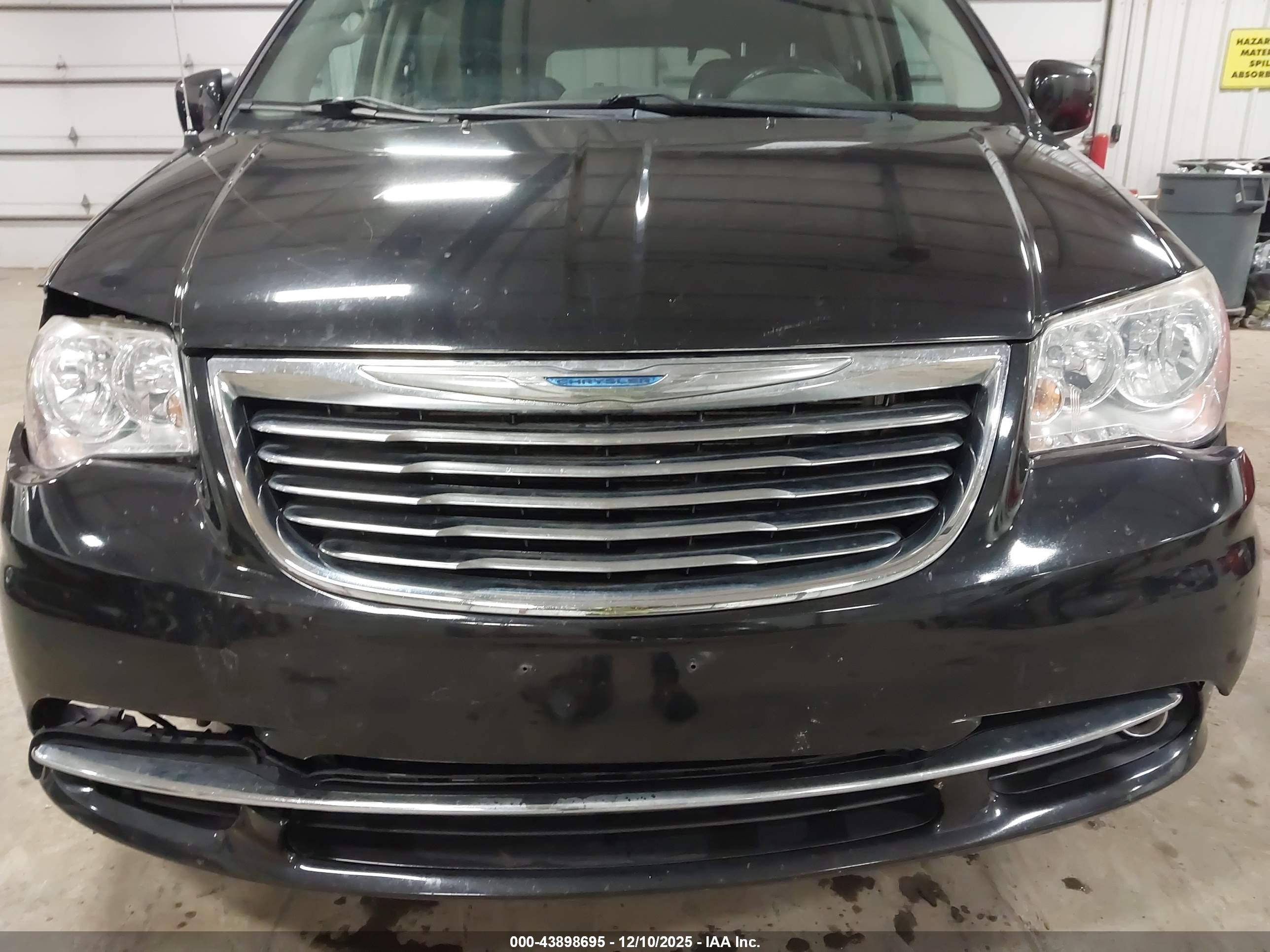CHRYSLER TOWN image 6