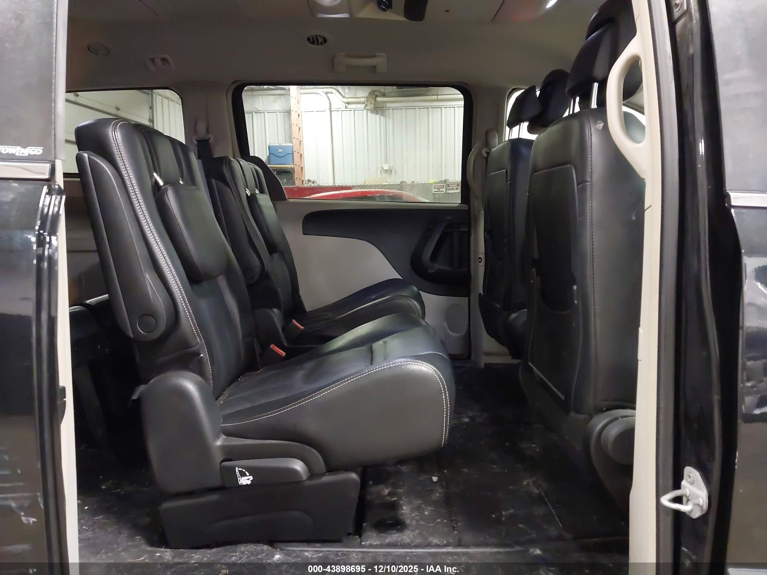 CHRYSLER TOWN image 8