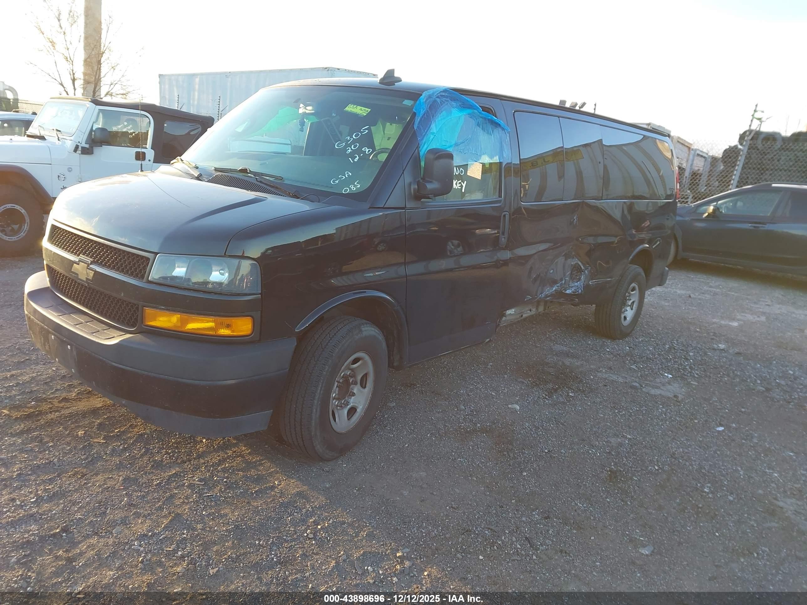 CHEVROLET EXPRESS image 2