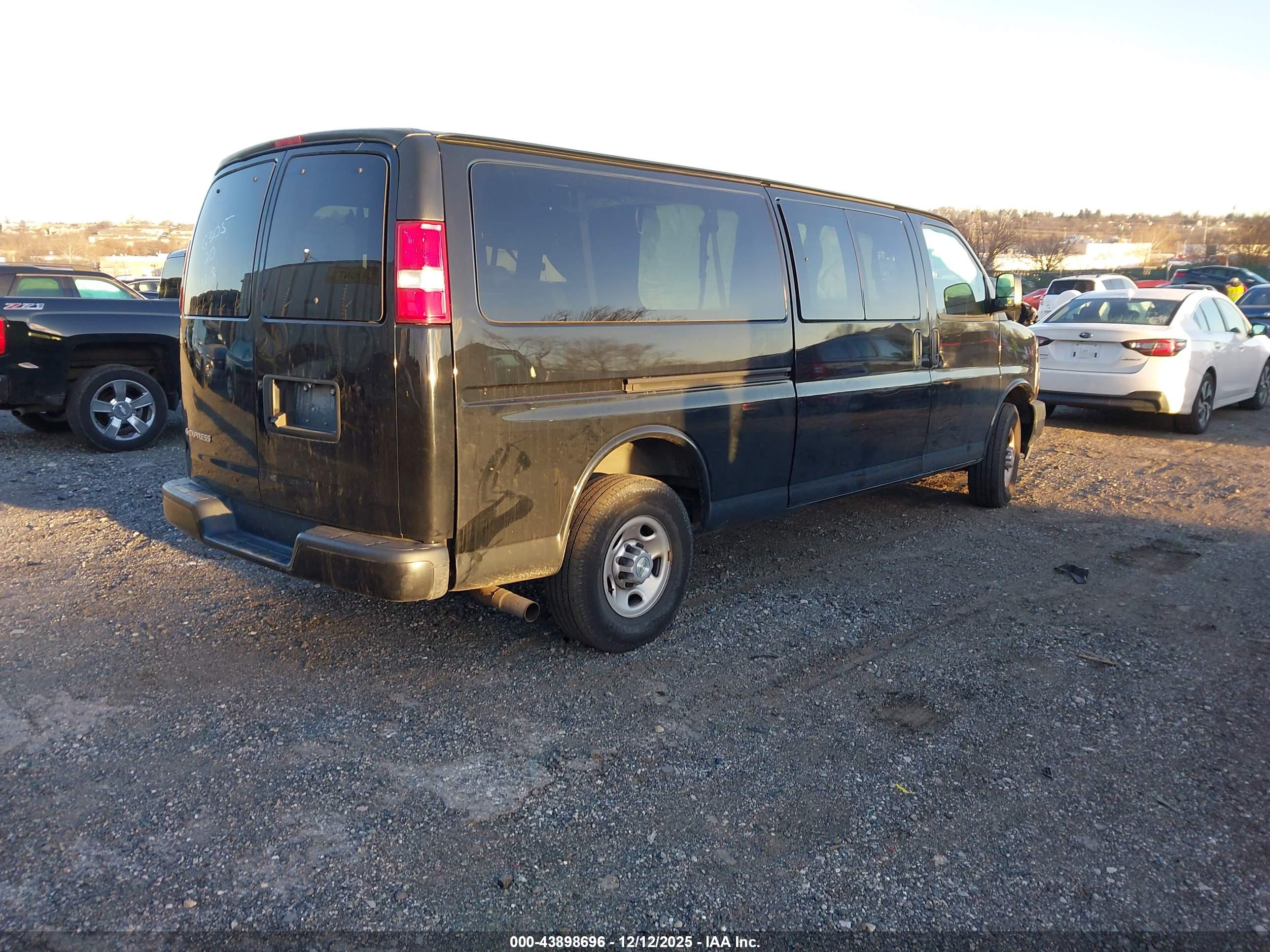 CHEVROLET EXPRESS image 4