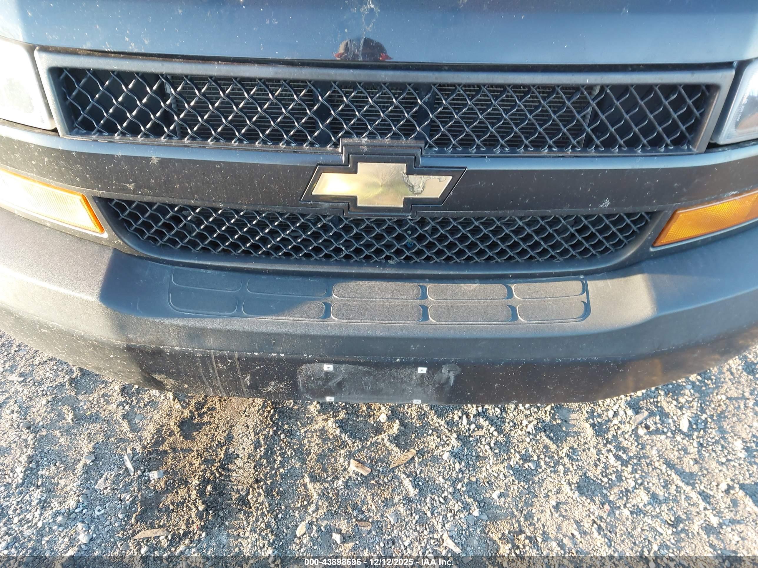 CHEVROLET EXPRESS image 6