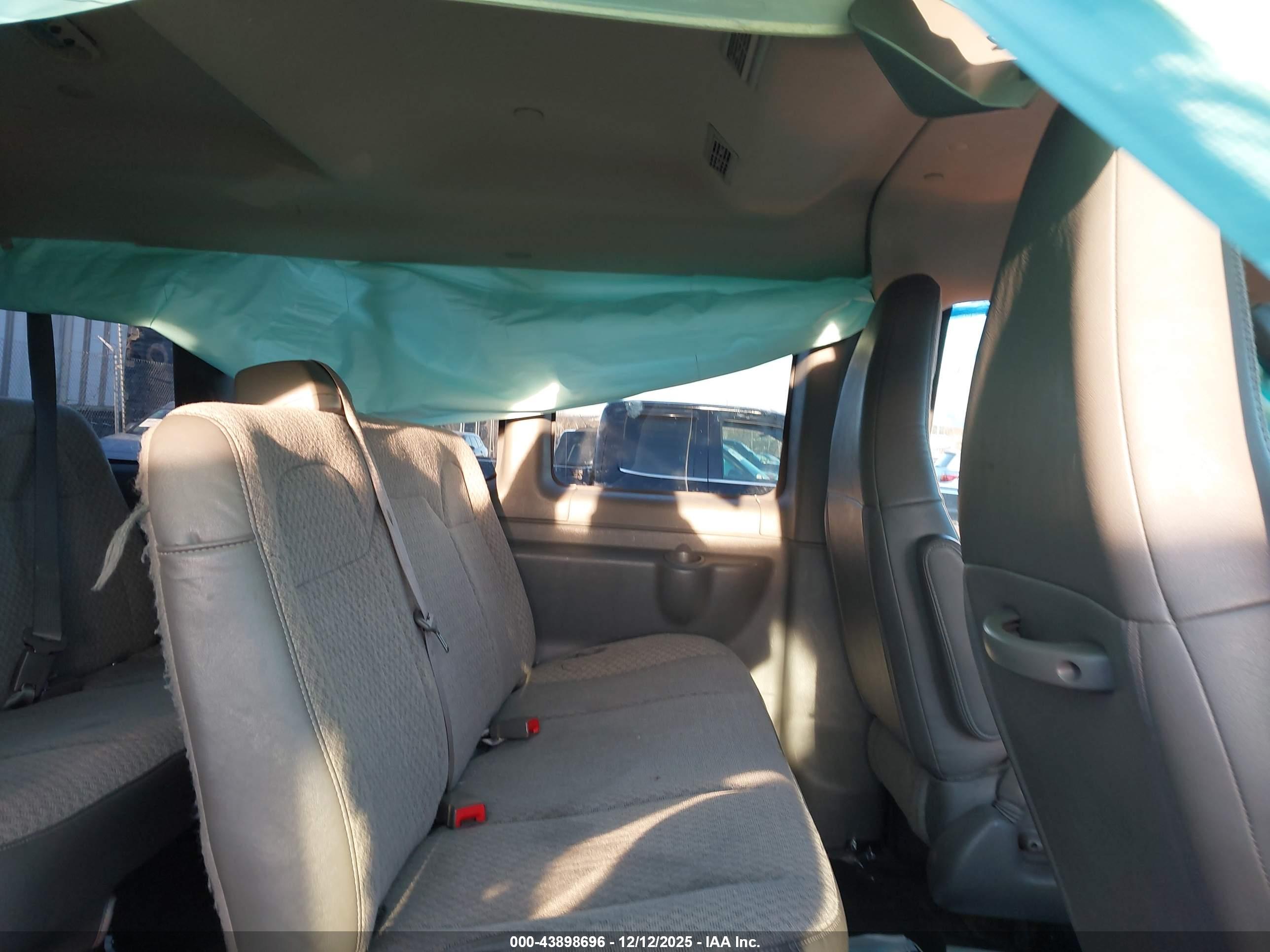 CHEVROLET EXPRESS image 8