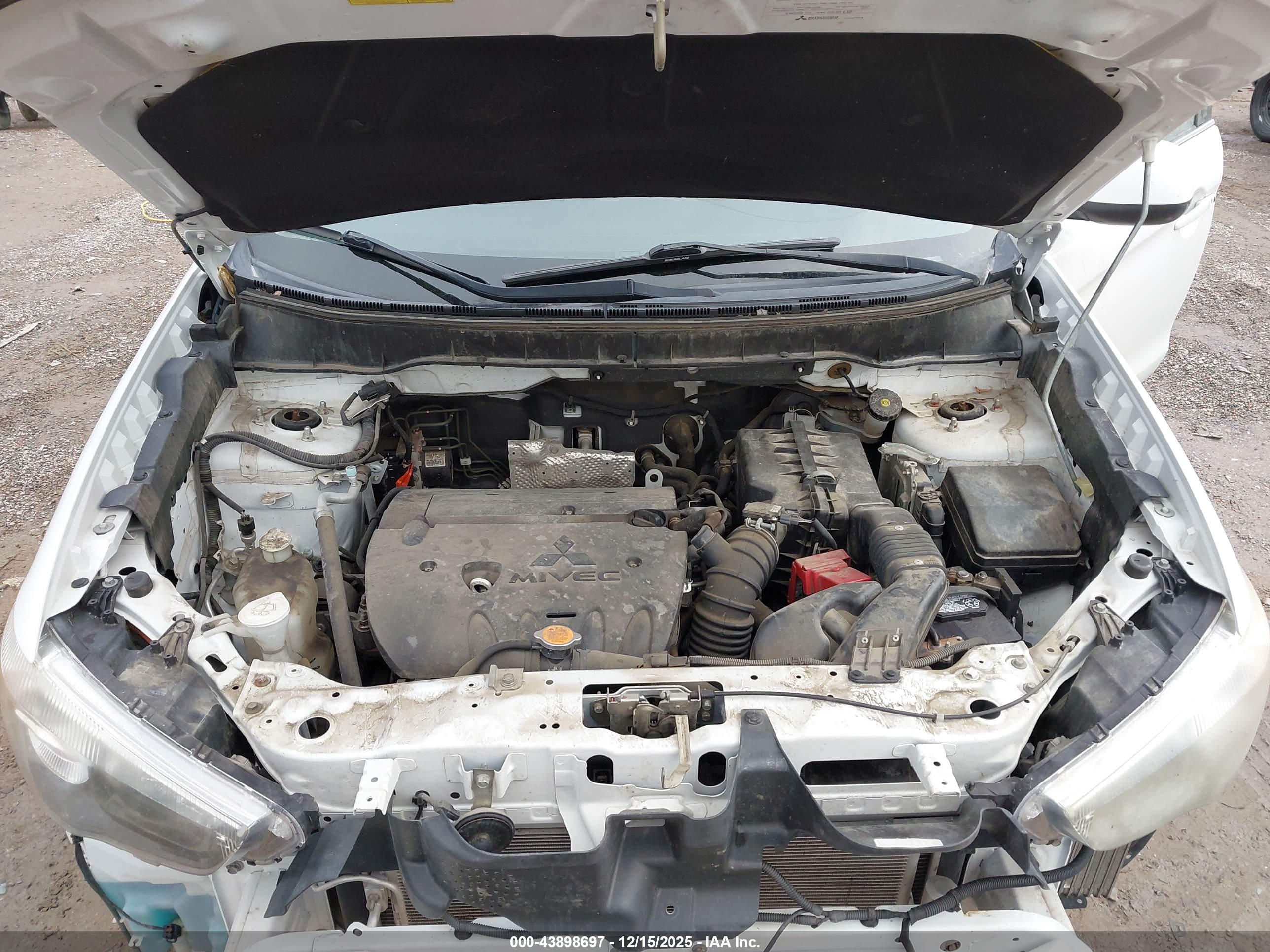MITSUBISHI OUTLANDER image 10