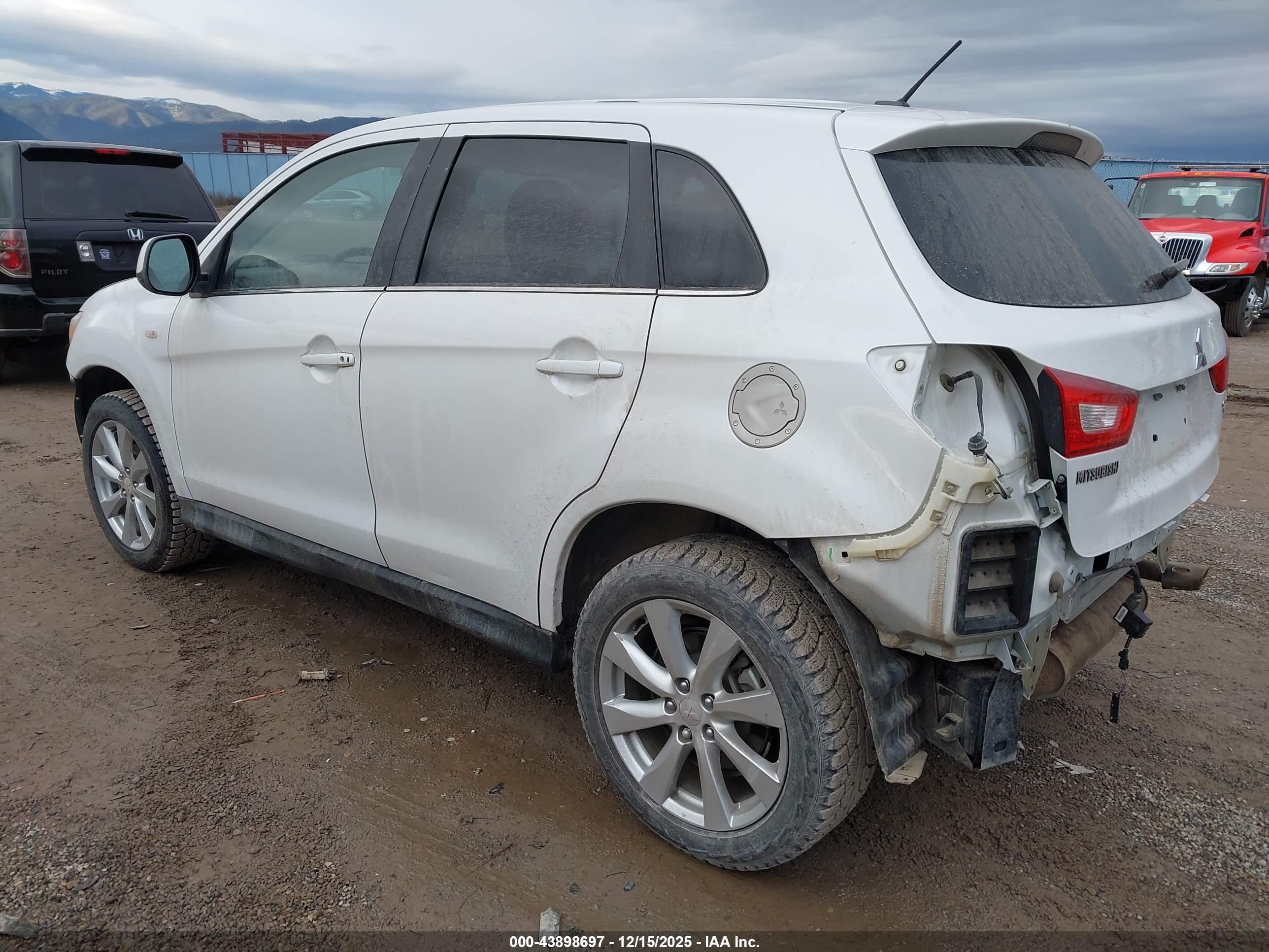 MITSUBISHI OUTLANDER image 3