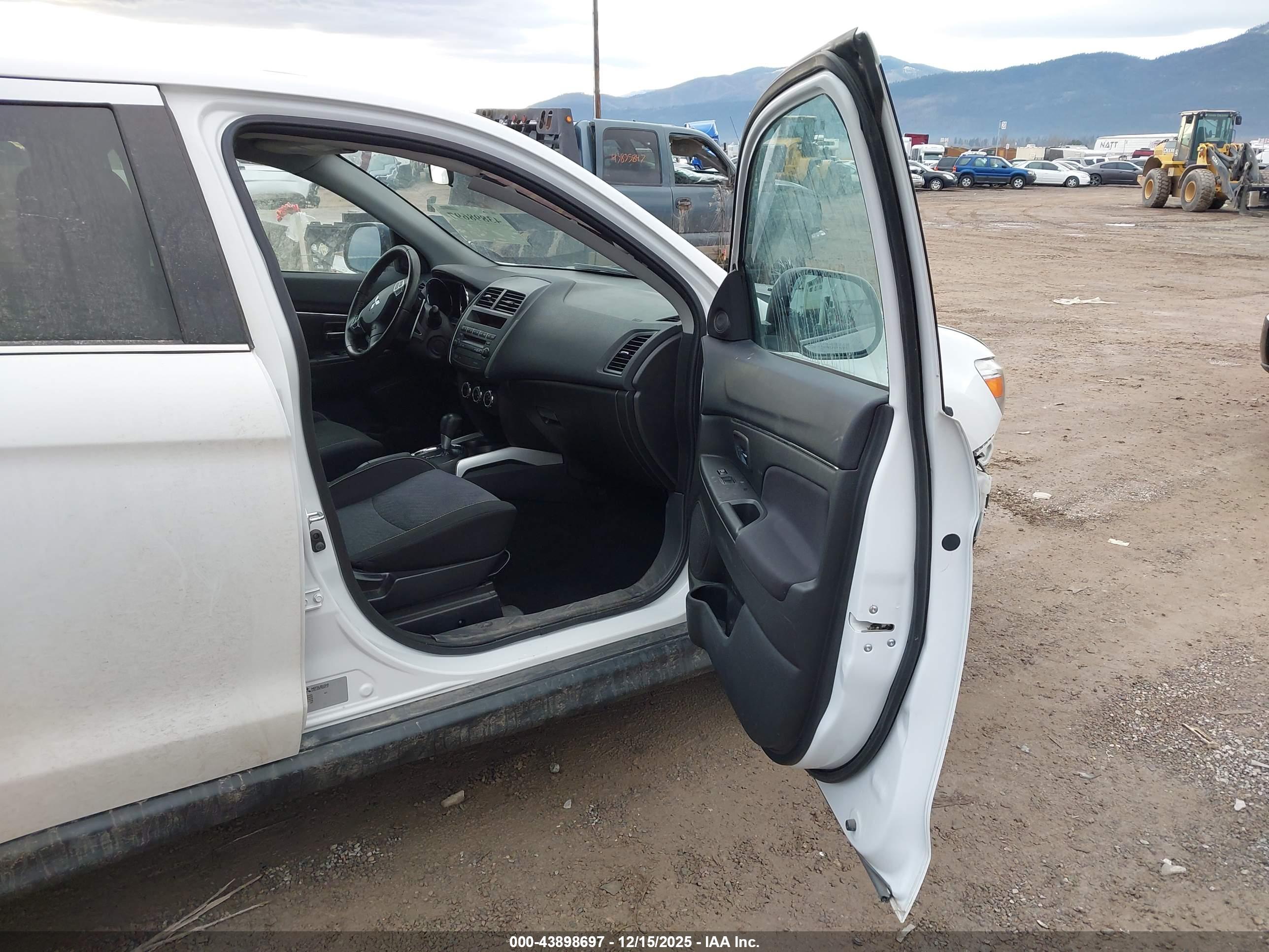 MITSUBISHI OUTLANDER image 5