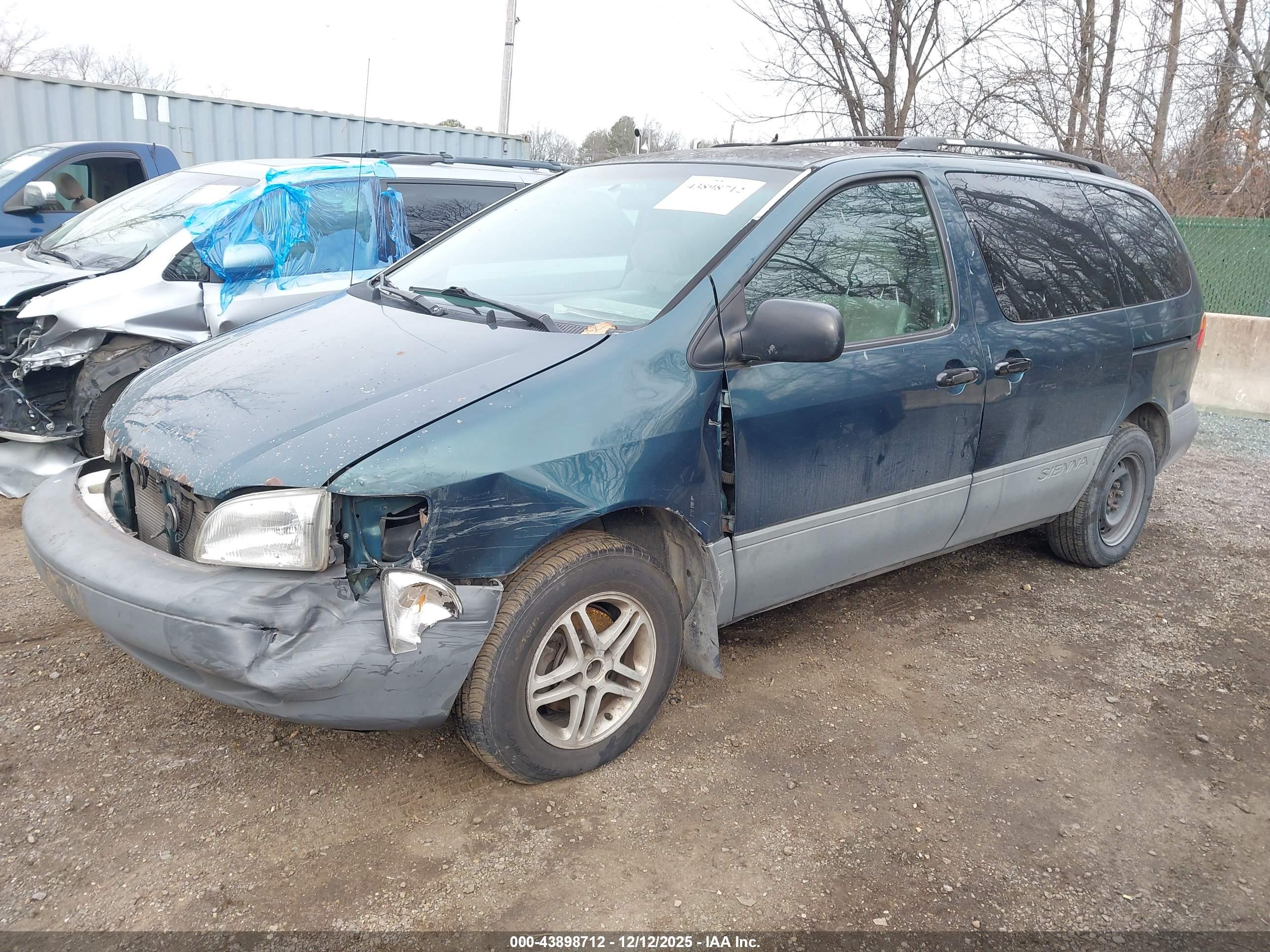 TOYOTA SIENNA image 2