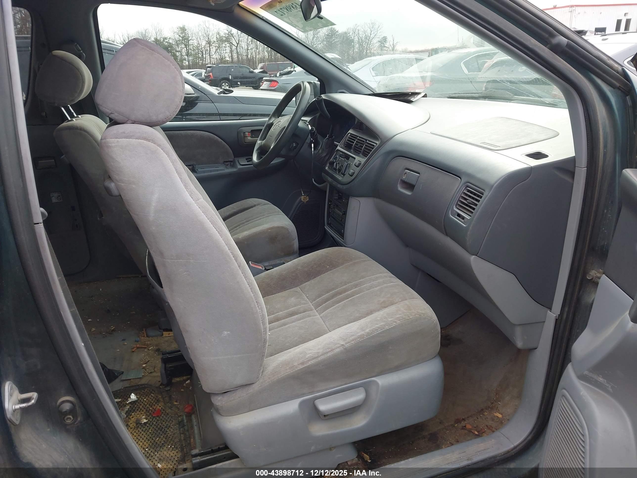 TOYOTA SIENNA image 5