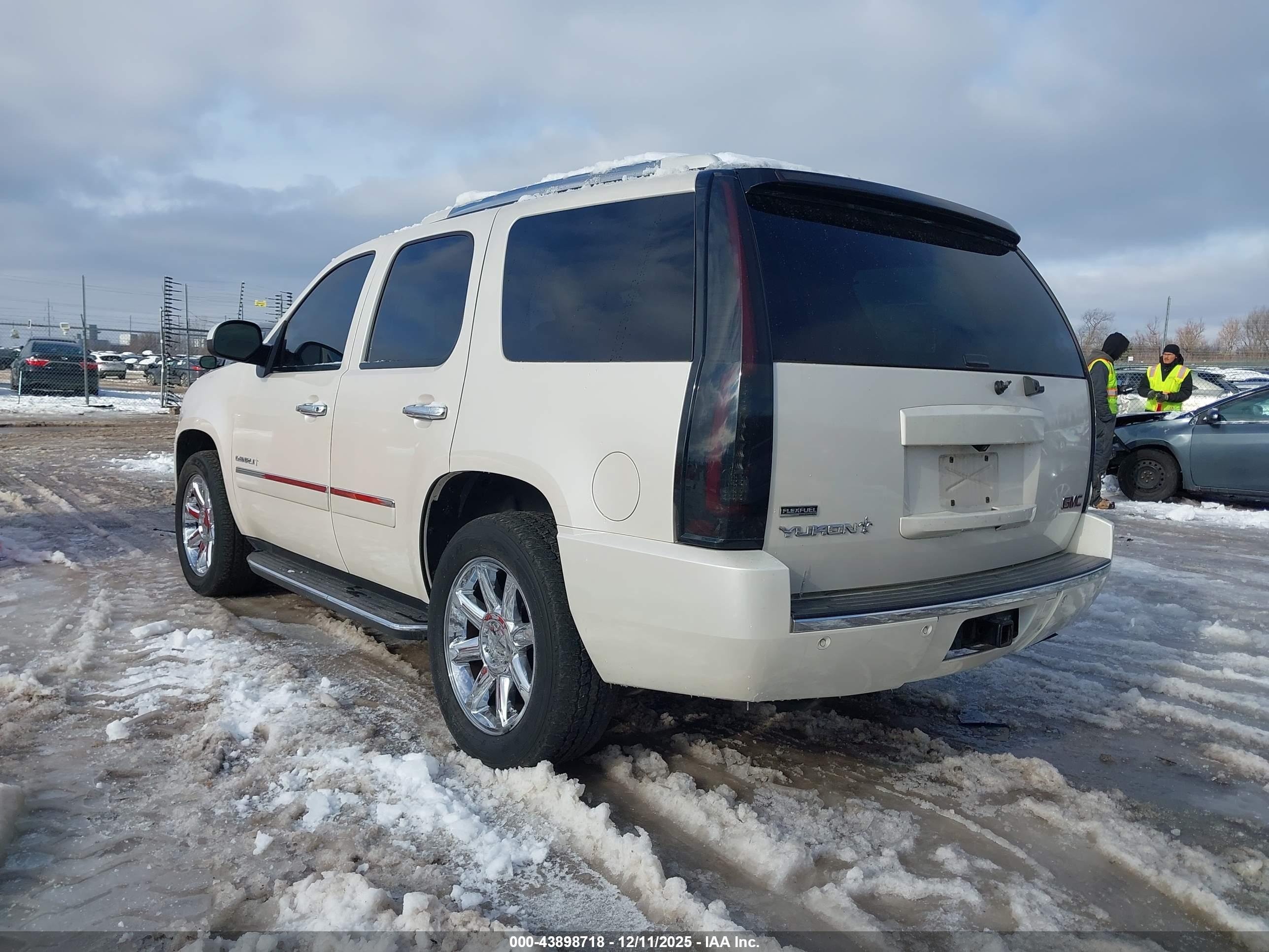 GMC YUKON image 3